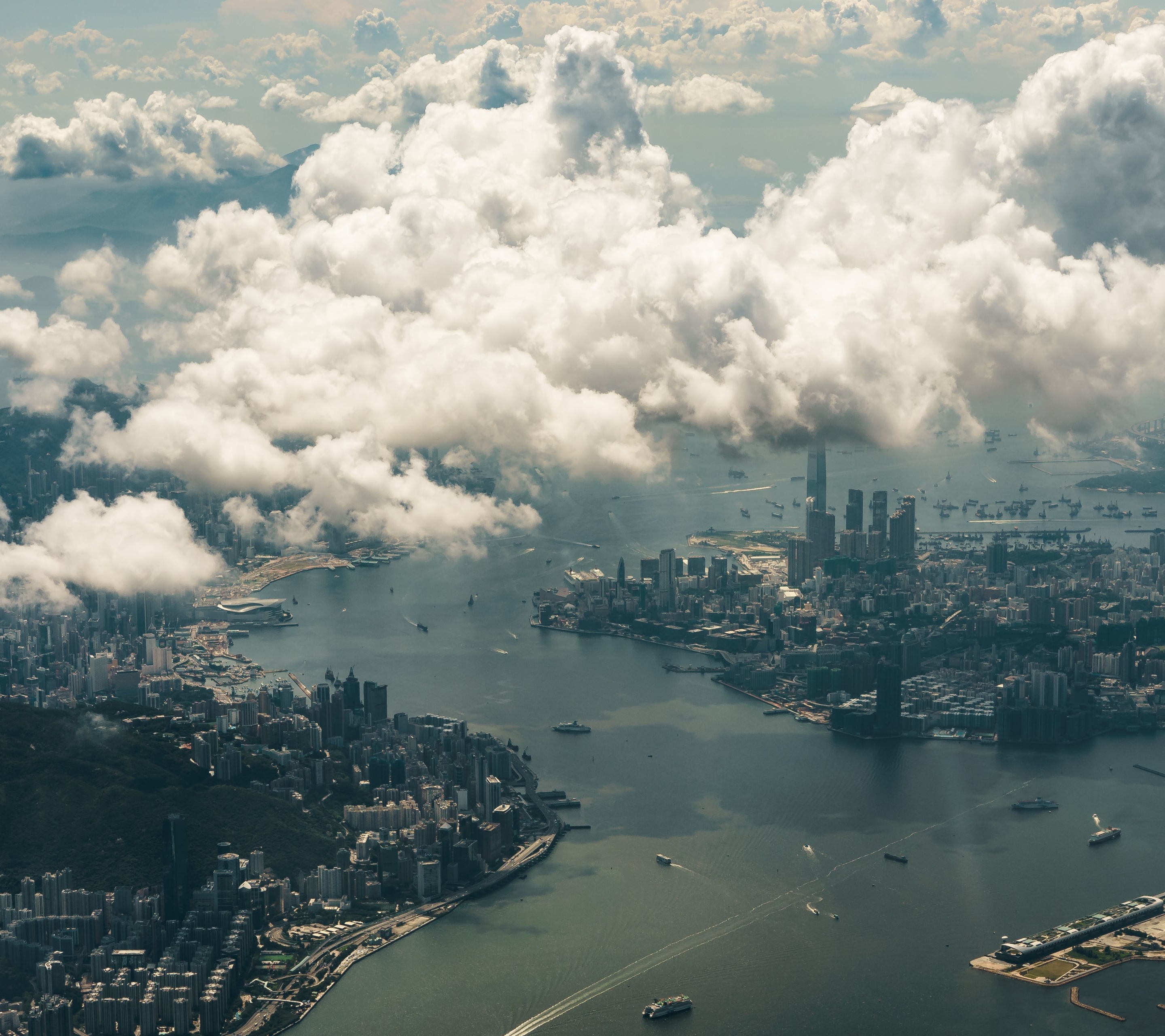 Скачать картинку Города, Облака, Город, Городской Пейзаж, Облако, Гонконг, Воздушный, Антенна, Сделано Человеком в телефон бесплатно.