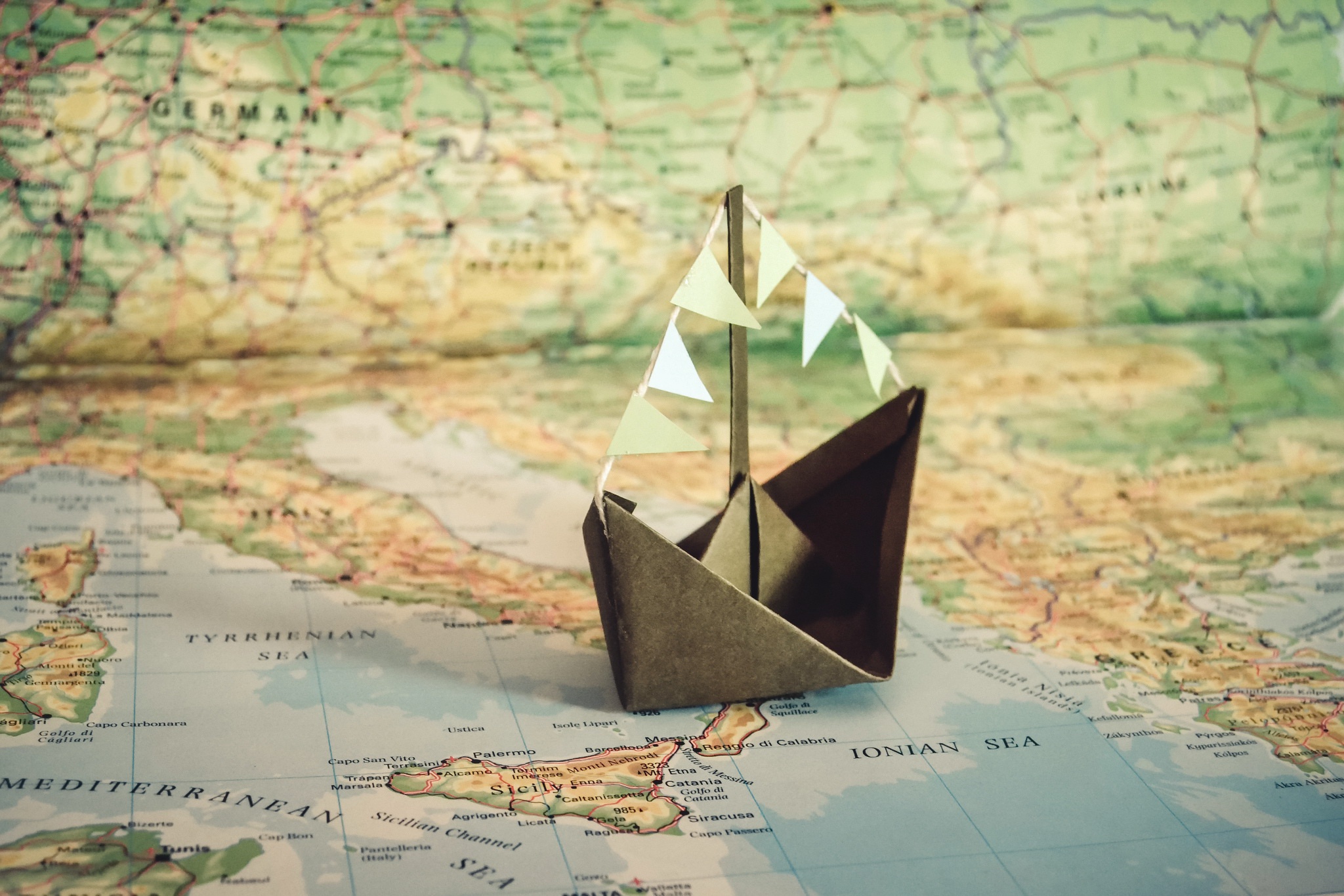 Скачать обои бесплатно Лодка, Карта, Оригами, Бумажный Кораблик, Сделано Человеком картинка на рабочий стол ПК
