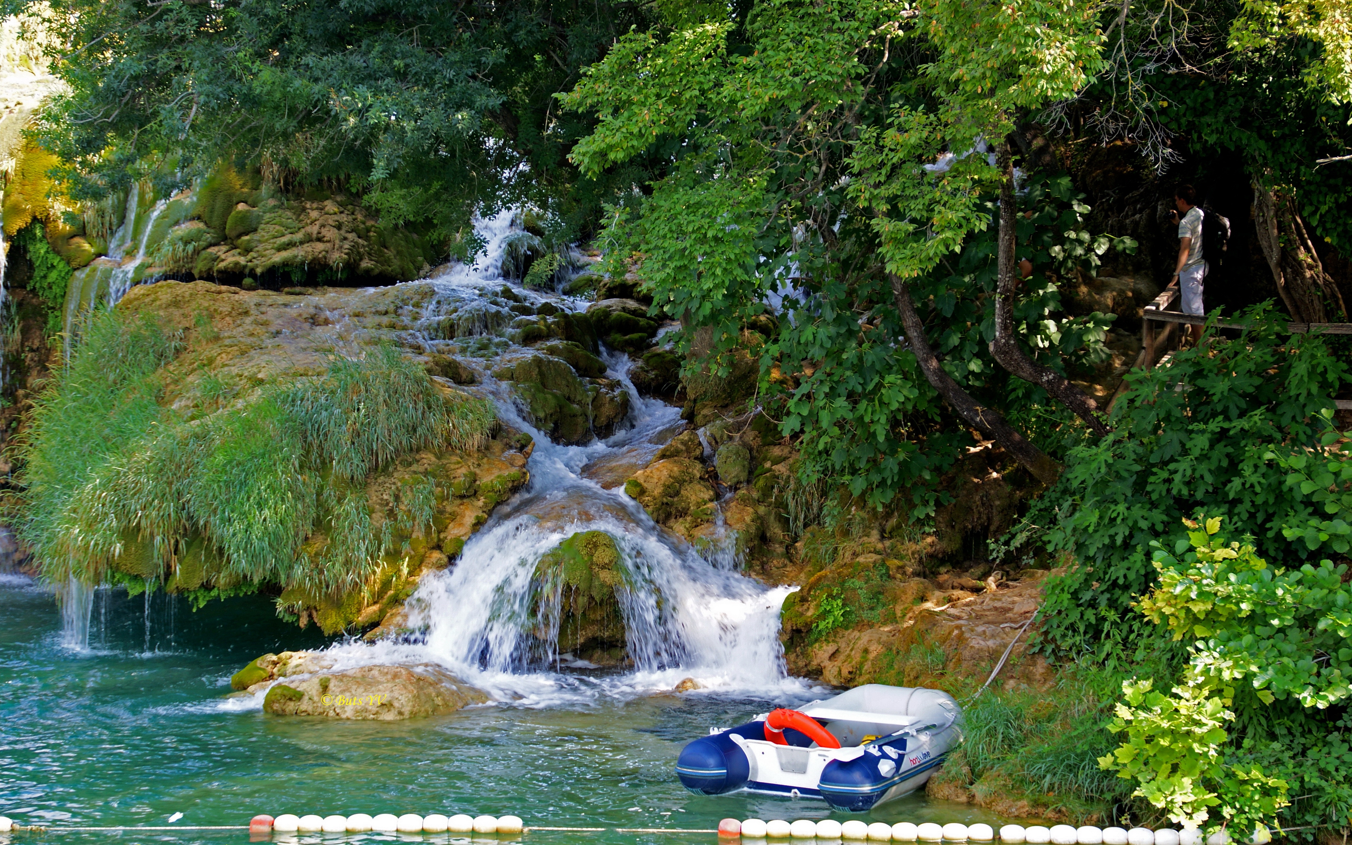139189 скачать обои лодка, природа, водопад, ясно, туристы, хорватия, буй - заставки и картинки бесплатно