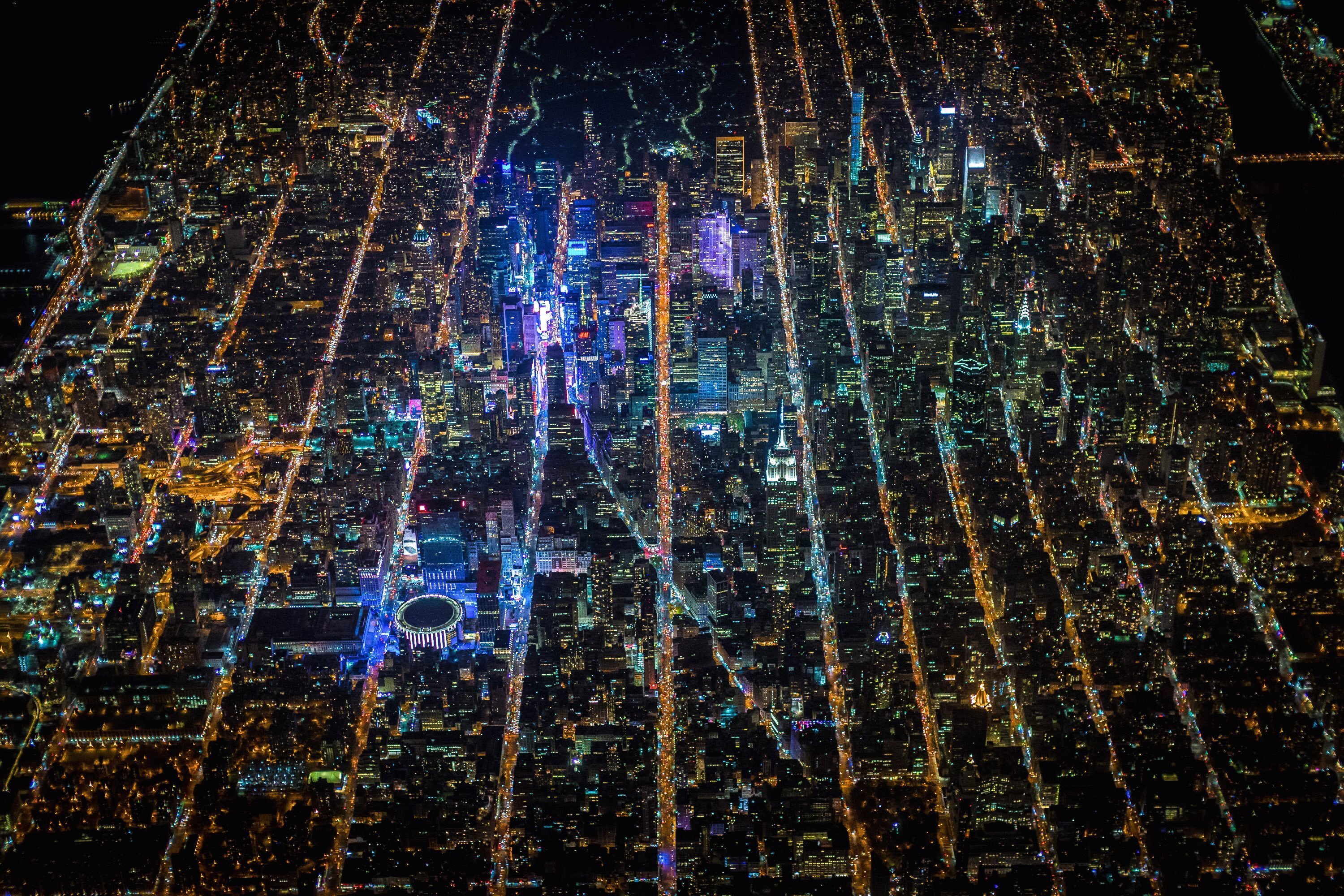 Handy-Wallpaper Städte, Stadtbild, New York, Manhattan, Nacht, Vereinigte Staaten Von Amerika, Menschengemacht, Großstadt, Luftbildfotografie kostenlos herunterladen.