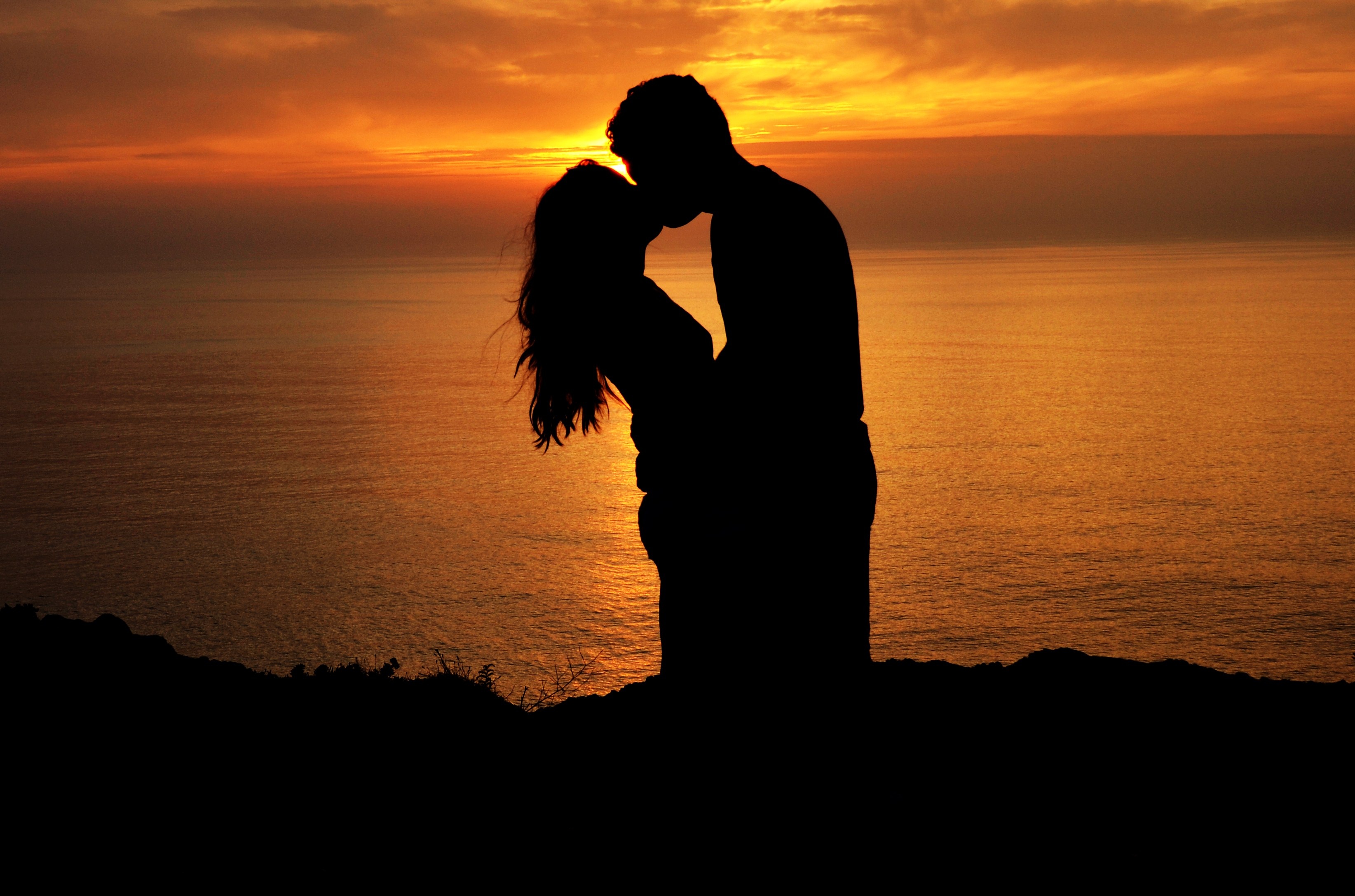 72980 baixar papel de parede casal, amor, pôr do sol, par, silhuetas, beijo, beijar - protetores de tela e imagens gratuitamente