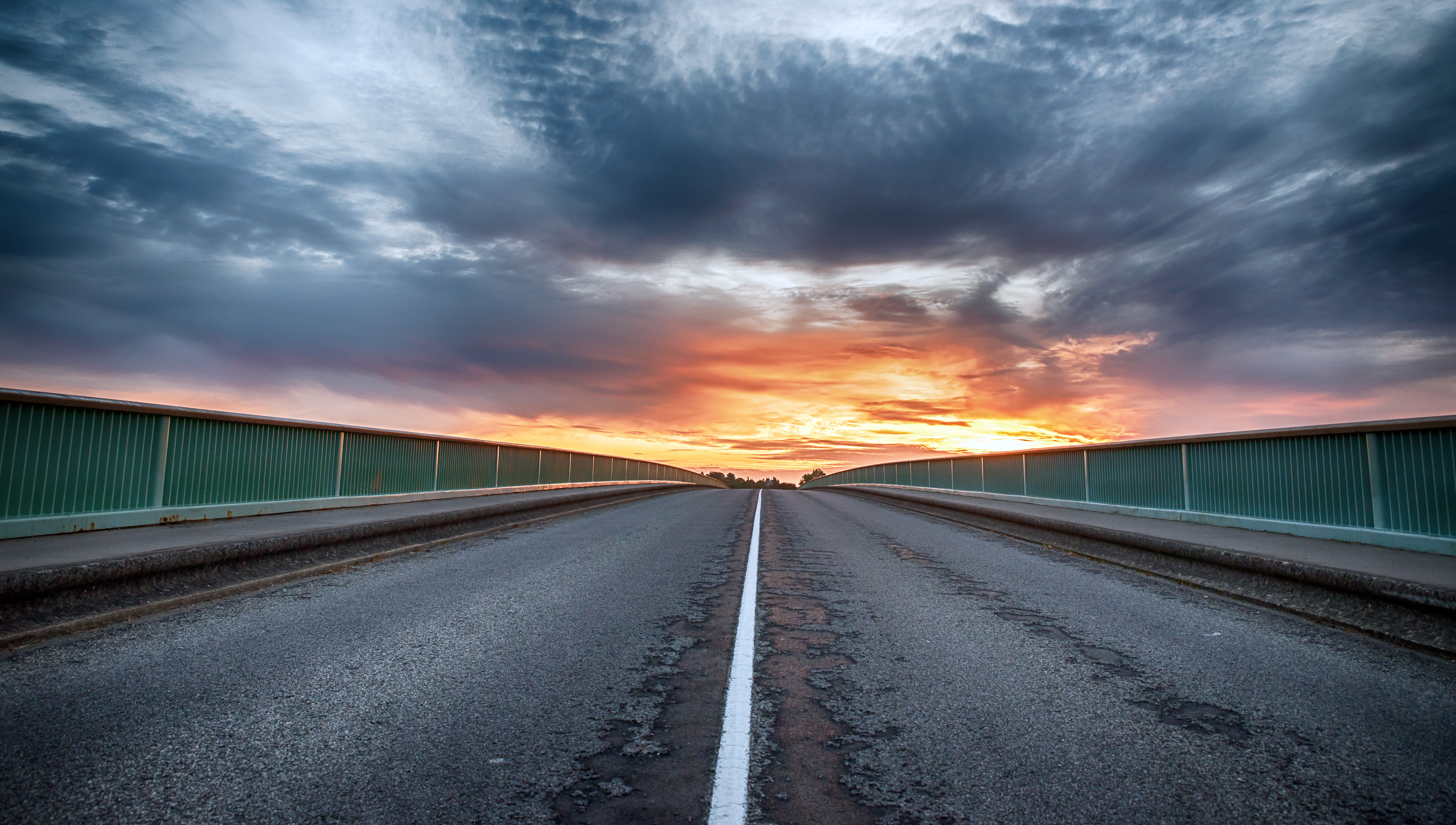 Baixar papel de parede para celular de Pôr Do Sol, Céu, Estrada, Nuvem, Feito Pelo Homem gratuito.