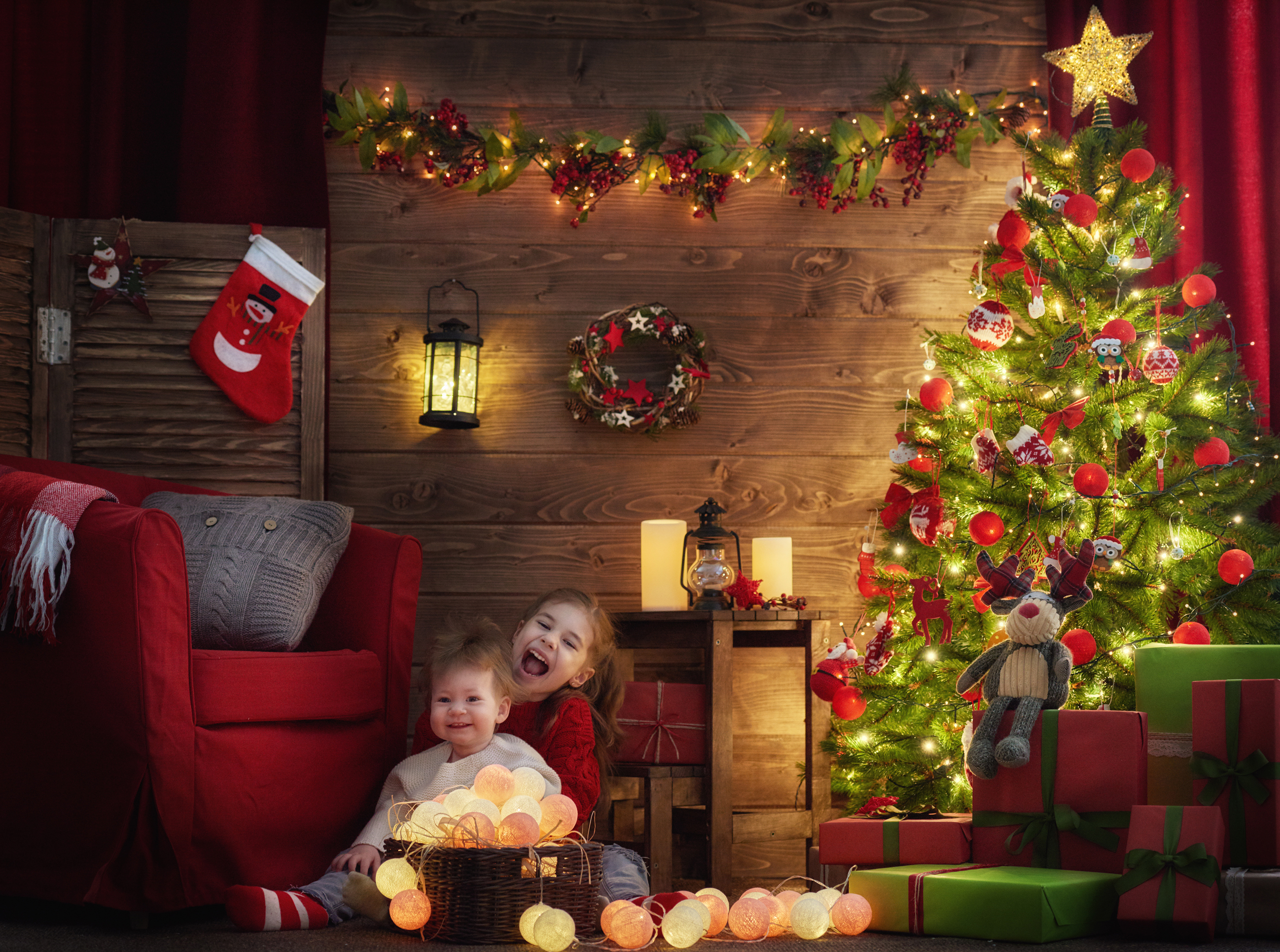 965176 descargar fondo de pantalla día festivo, navidad, niño, luces de navidad, adornos de navidad, calcetines navideños, árbol de navidad, regalo: protectores de pantalla e imágenes gratis