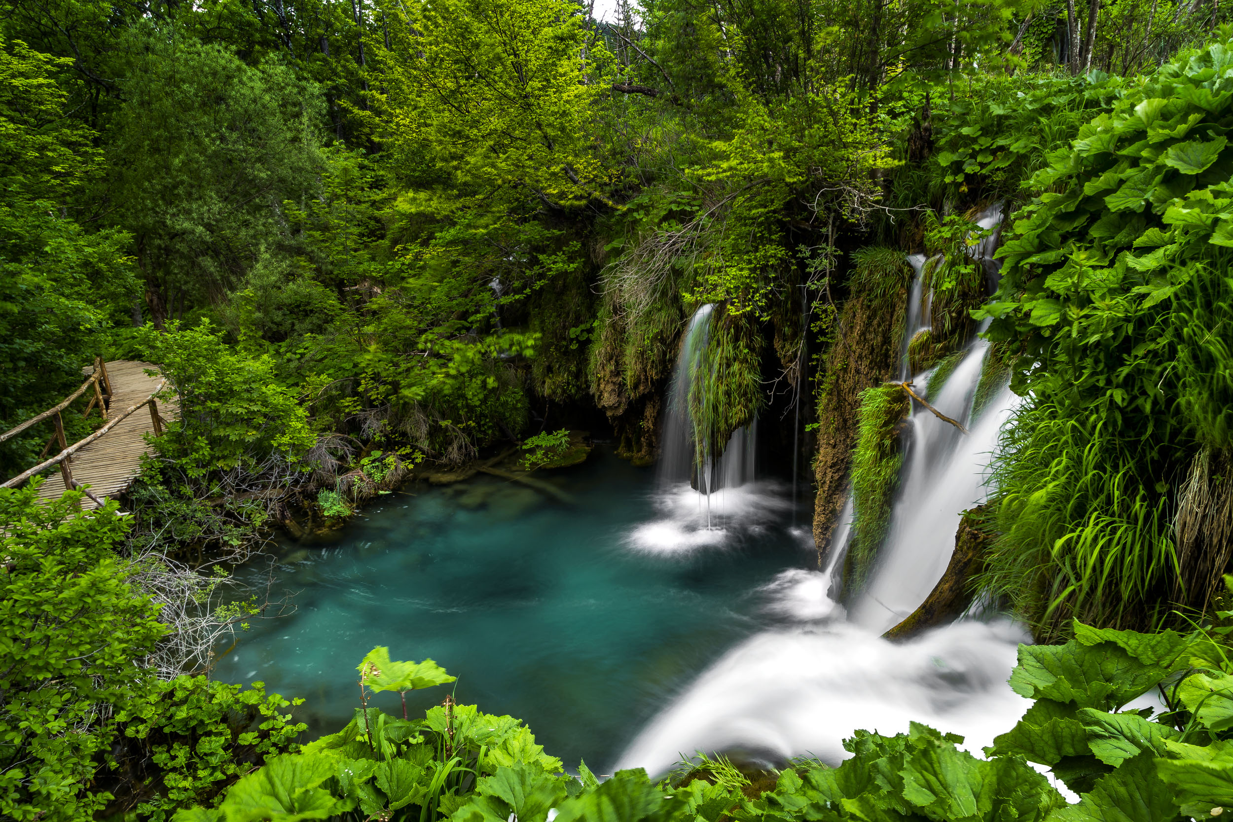 Baixe gratuitamente a imagem Cachoeiras, Lago, Vegetação, Terra/natureza, Cachoeira, Passarela na área de trabalho do seu PC