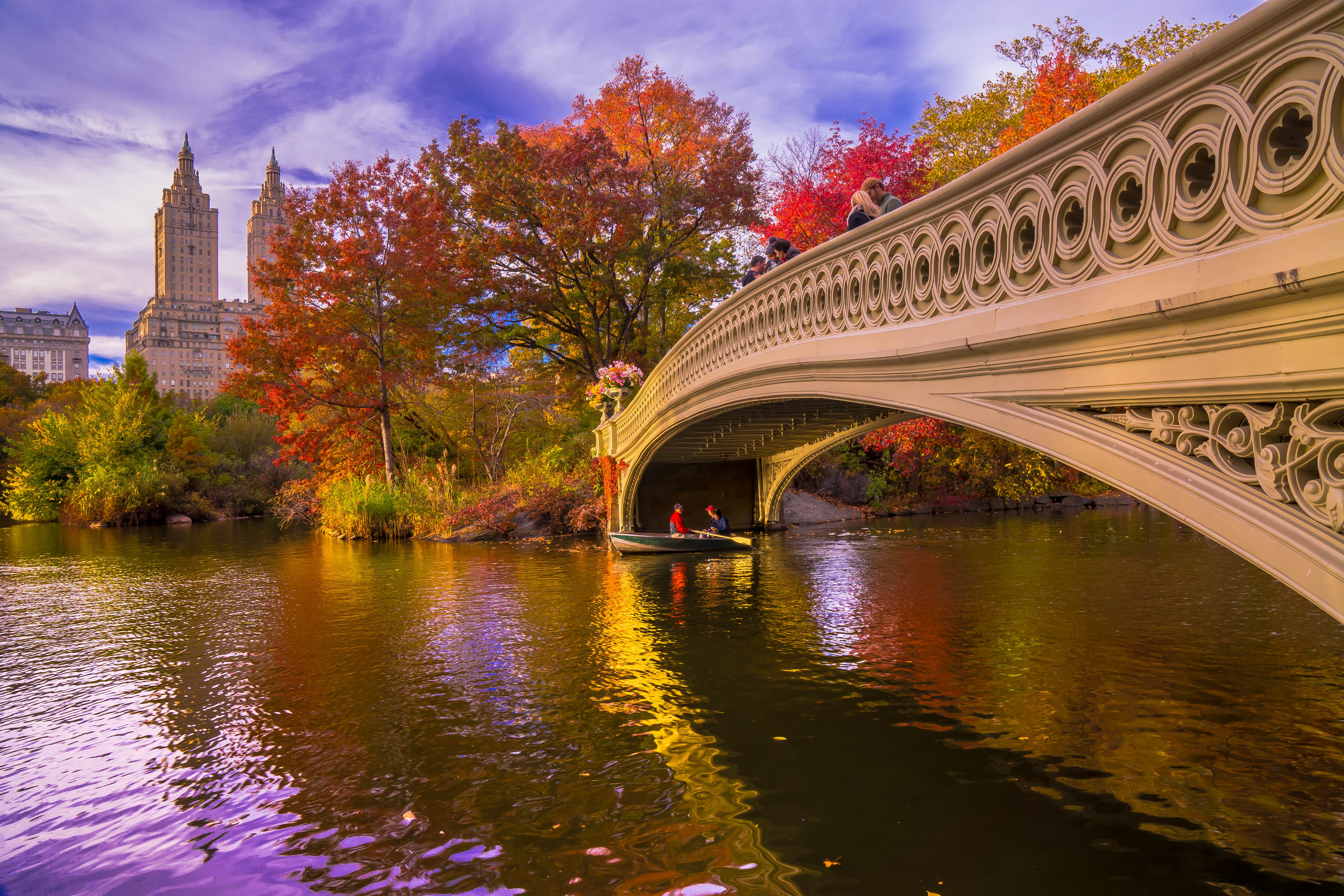 Handy-Wallpaper Herbst, Stadt, Brücke, Boot, Teich, New York, Zentralpark, Vereinigte Staaten Von Amerika, Menschengemacht kostenlos herunterladen.