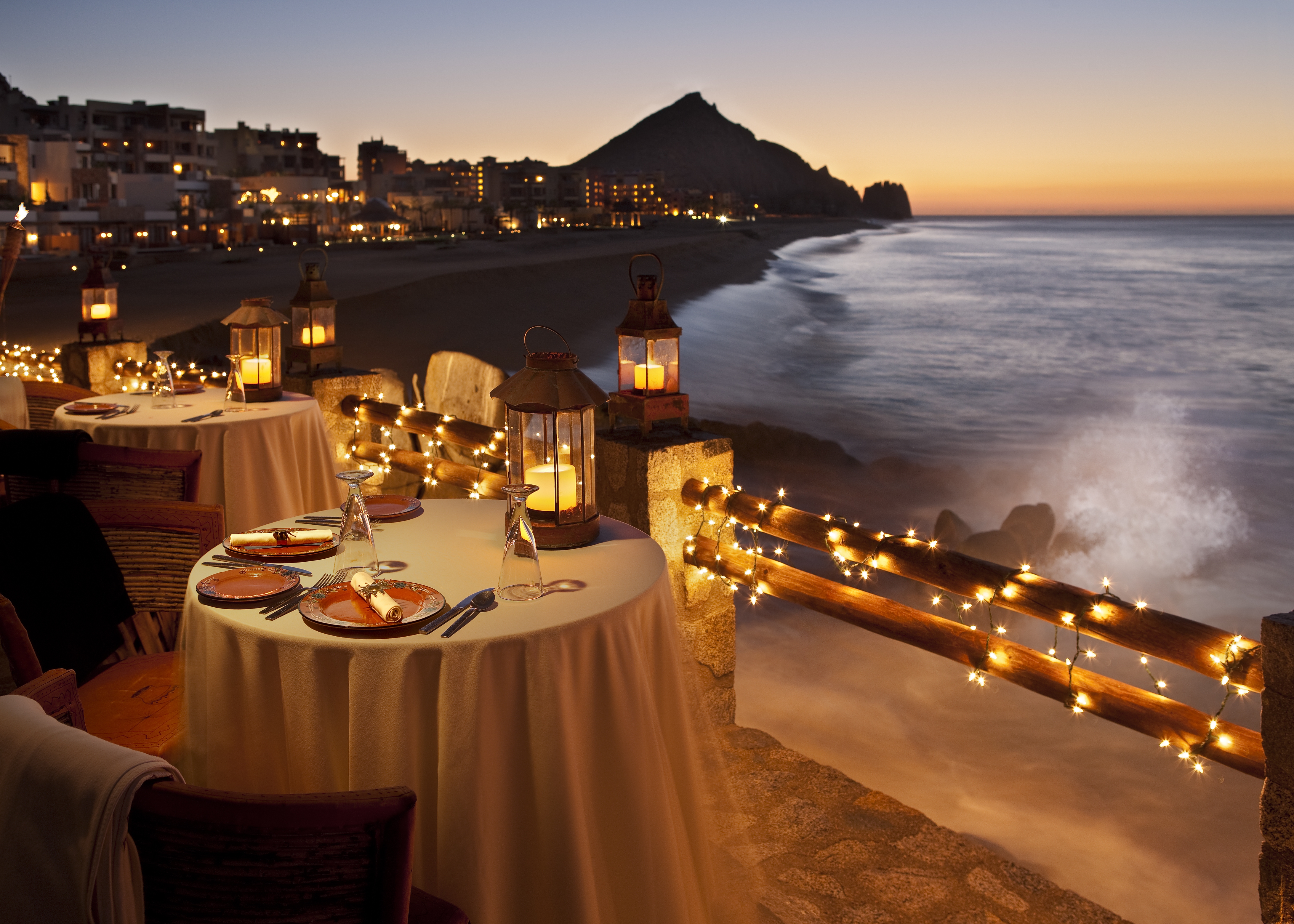 127001 скачать картинку побережье, вид, ресторан, ужин, гирлянда, природа, огни, вечер, стол - обои и заставки бесплатно