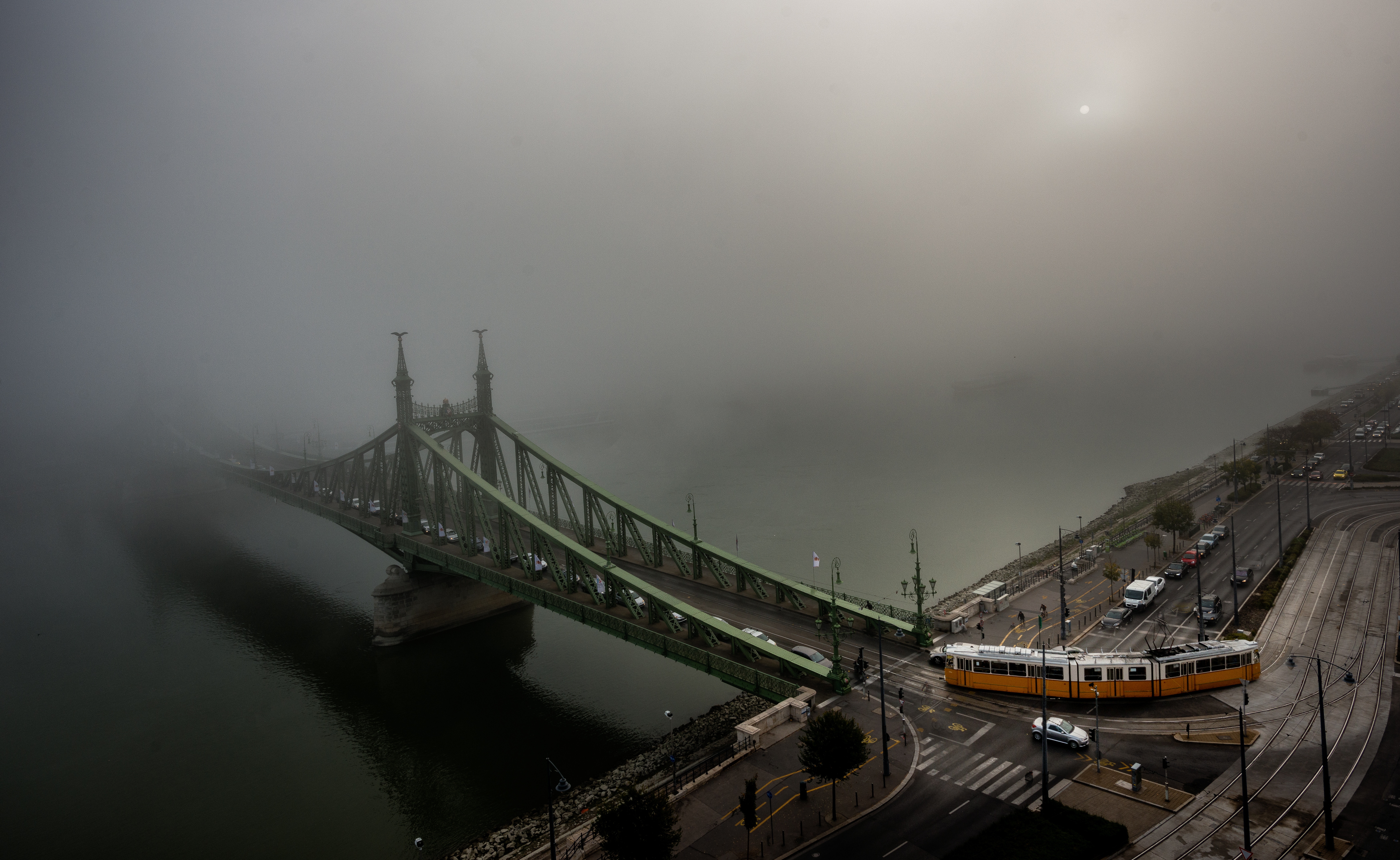 459742 скачать картинку трамвай, сделано человеком, будапешт, дунай, туман, венгрия, река, дорога, города - обои и заставки бесплатно
