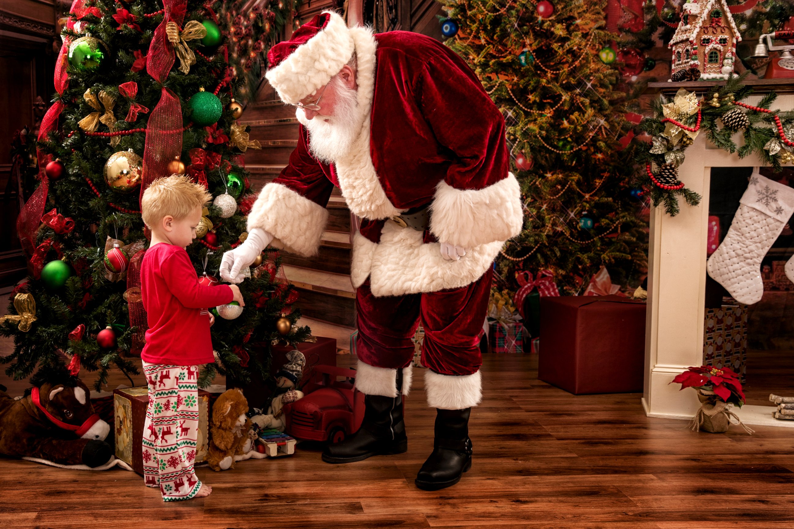 871814 скачать обои санта клаус, праздничные, рождество, ребёнок, рождественская елка - заставки и картинки бесплатно