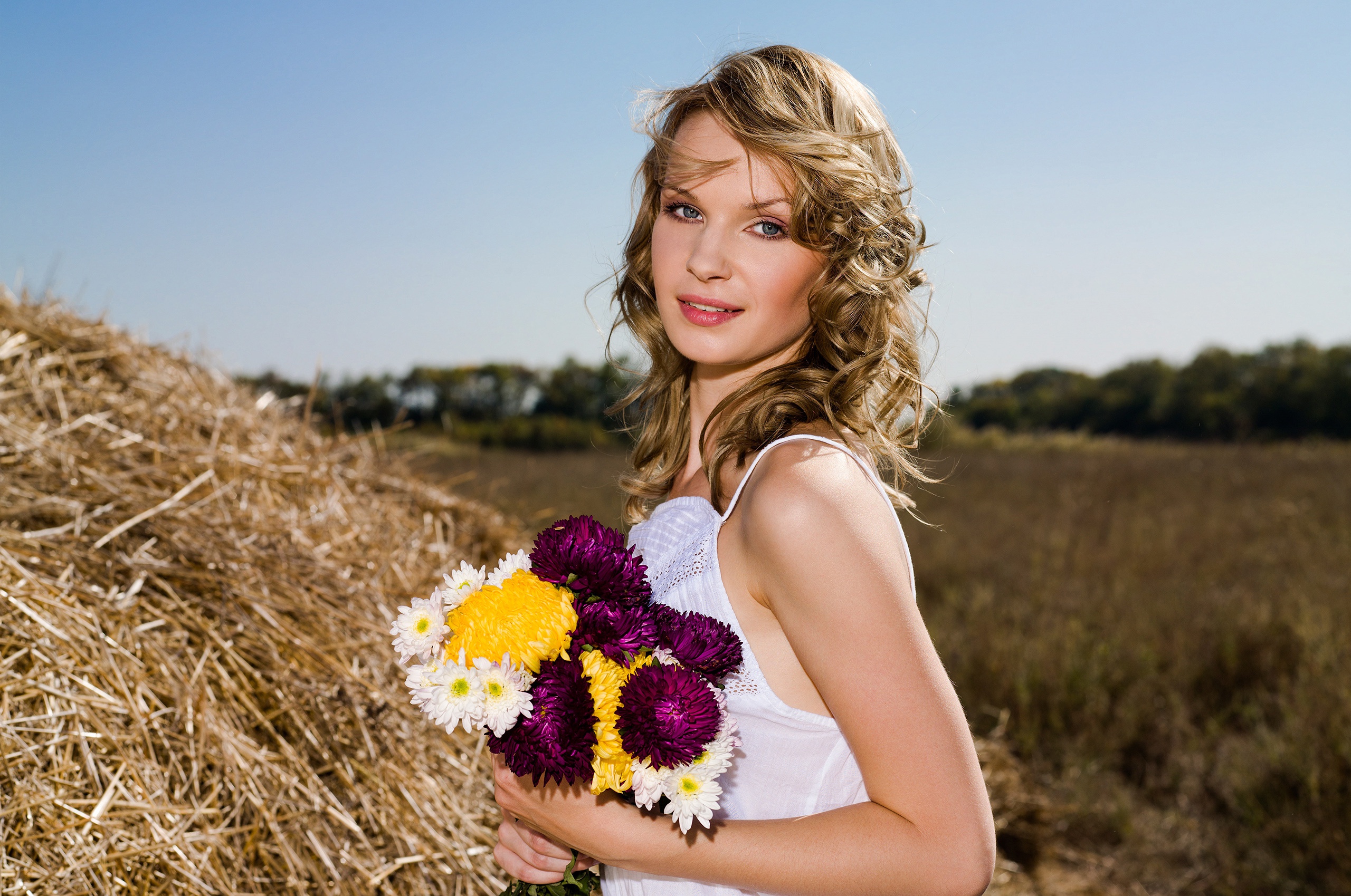 Laden Sie das Blume, Modell, Frauen, Blaue Augen, Blondinen, Heuhaufen, Tiefenschärfe, Chrysanthemen-Bild kostenlos auf Ihren PC-Desktop herunter
