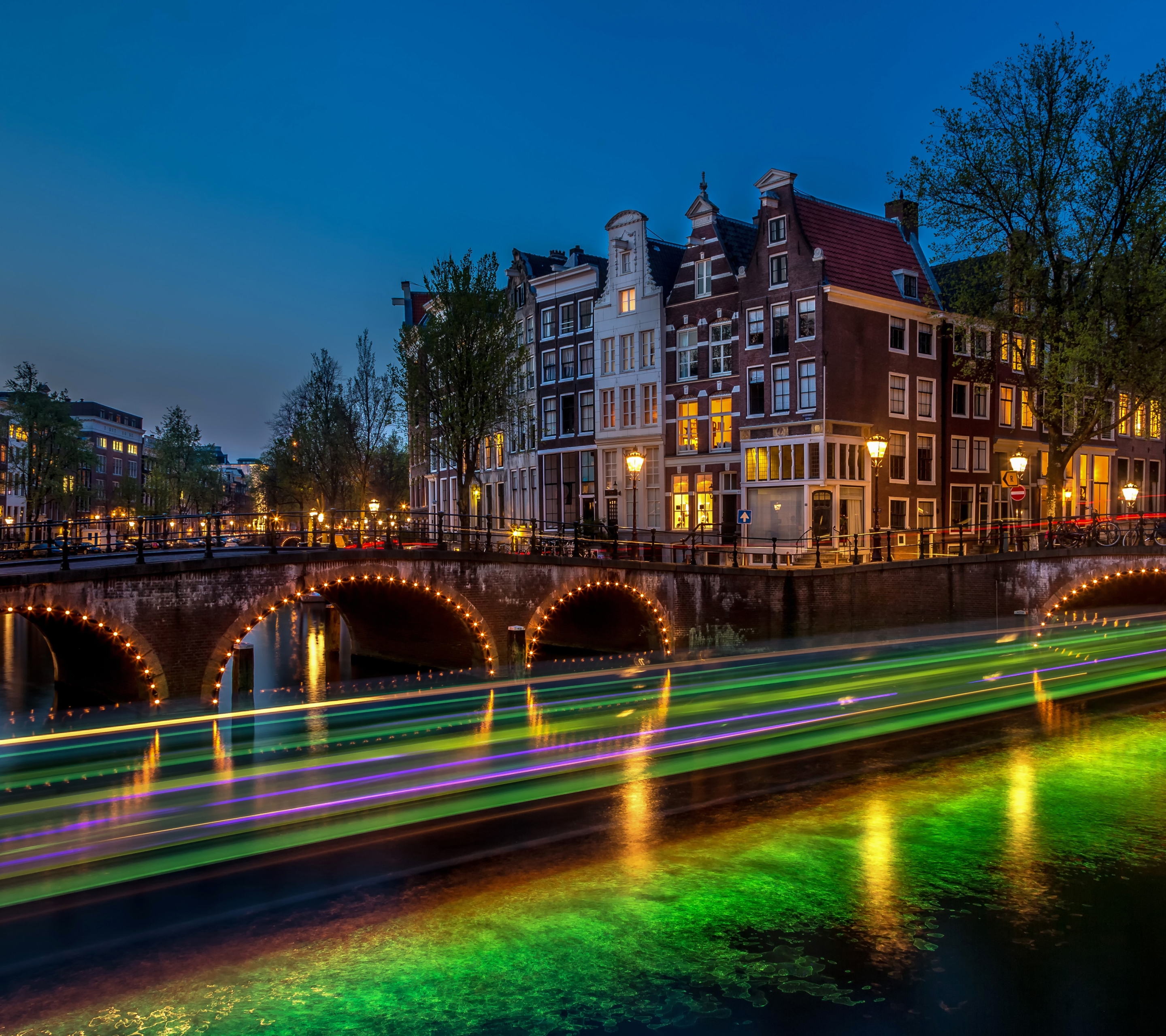 Handy-Wallpaper Städte, Gebäude, Licht, Haus, Brücke, Niederlande, Kanal, Nacht, Amsterdam, Menschengemacht, Zeitraffer kostenlos herunterladen.