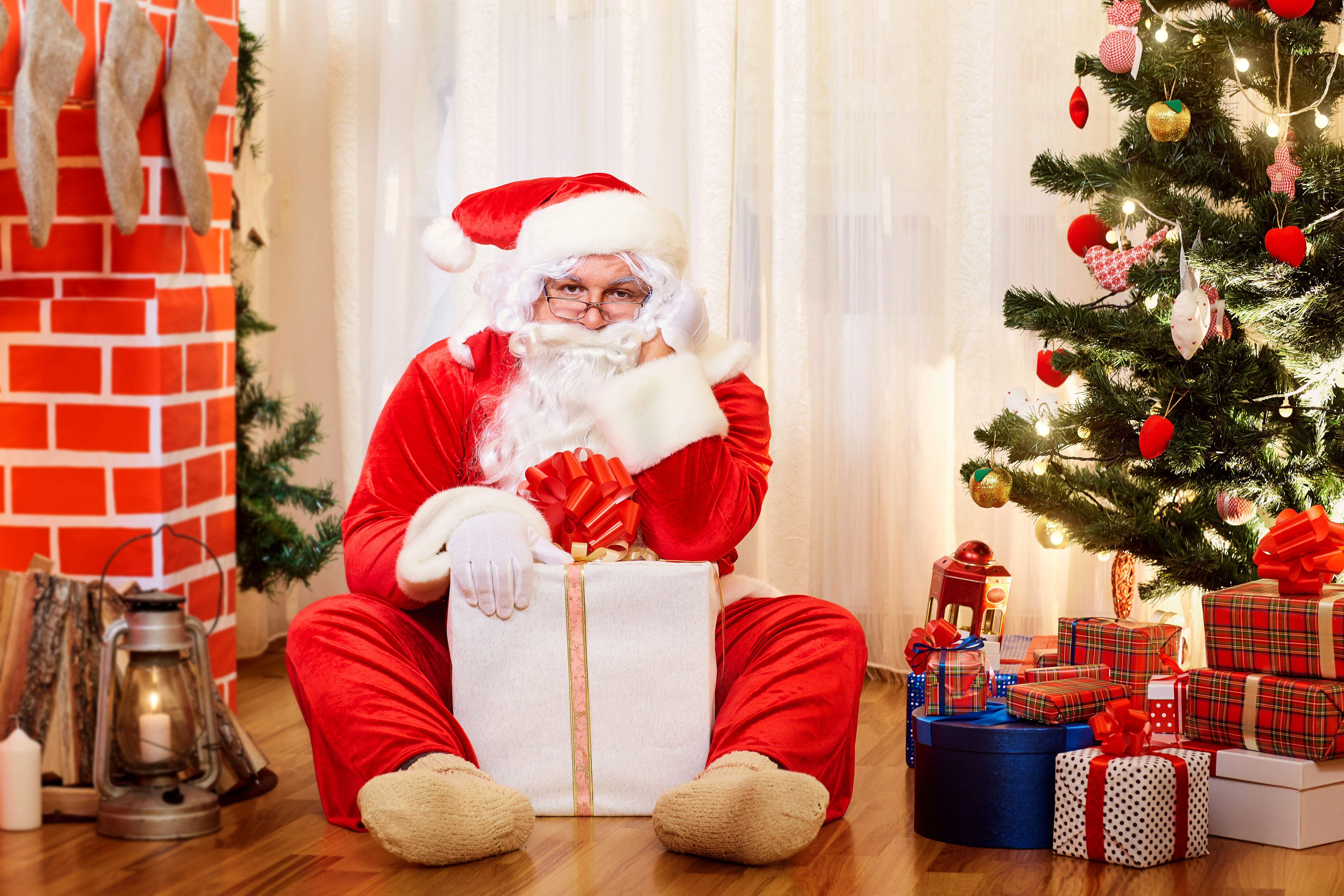 Скачать картинку Рождество, Рождественская Елка, Подарки, Праздничные, Санта в телефон бесплатно.