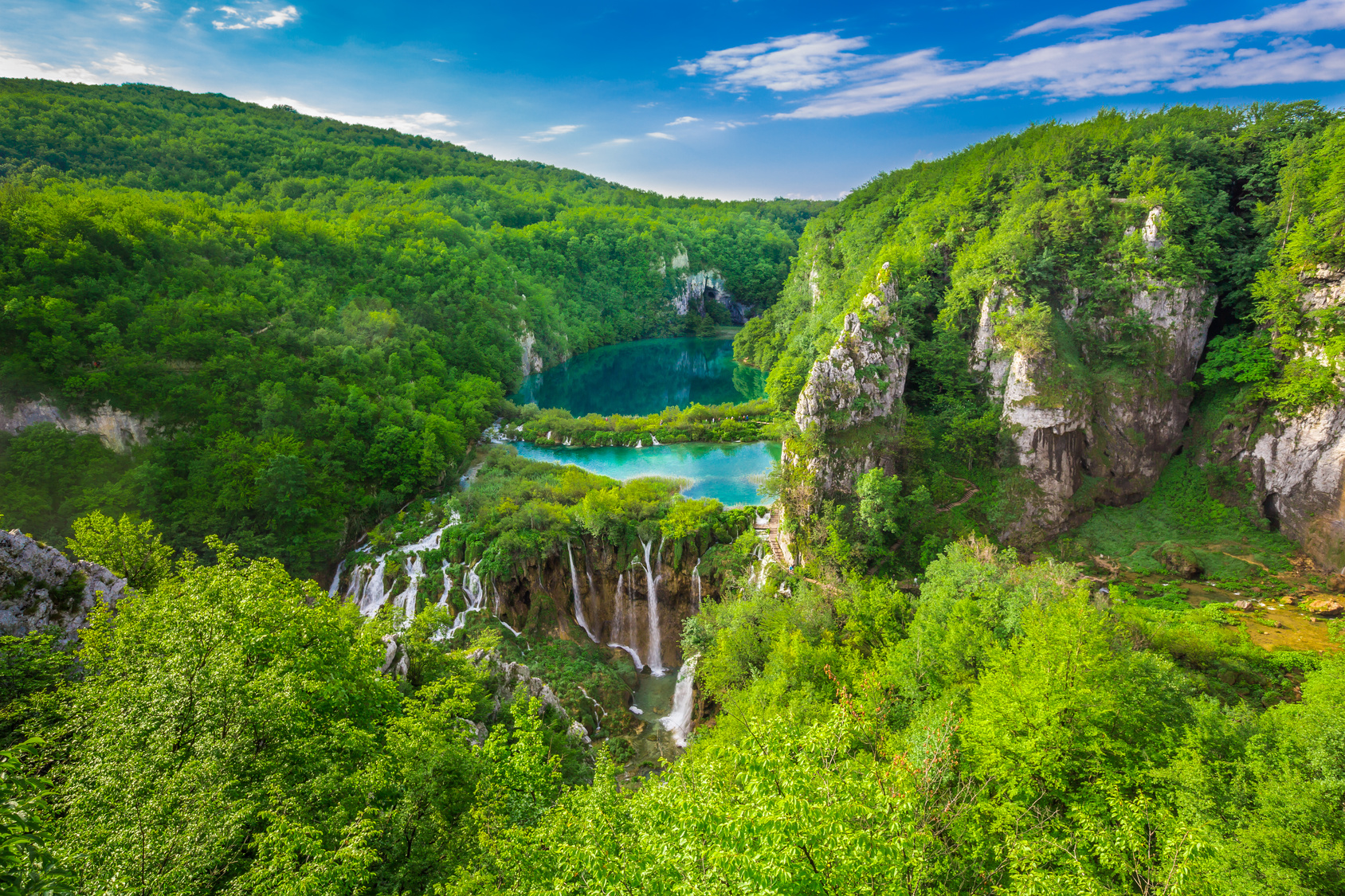 378602 скачать обои хорватия, земля/природа, водопад, лес, зеленый, гора, плитивицкое озеро, плитвицкий национальный парк, дерево, водопады - заставки и картинки бесплатно