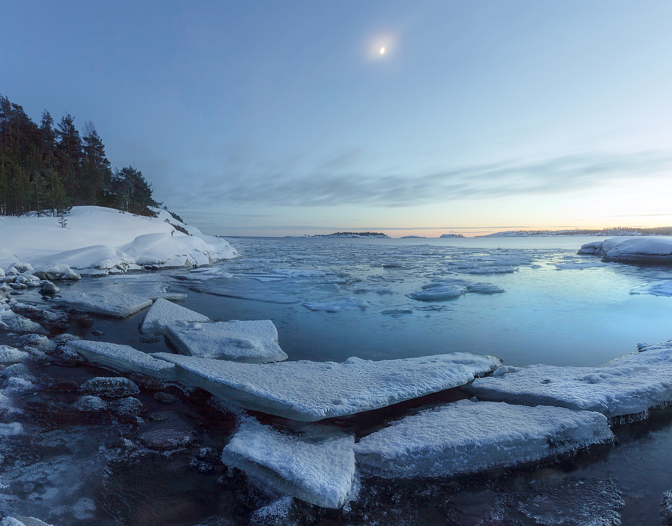 Скачать картинку Зима, Природа, Озера, Озеро, Лёд, Земля/природа в телефон бесплатно.
