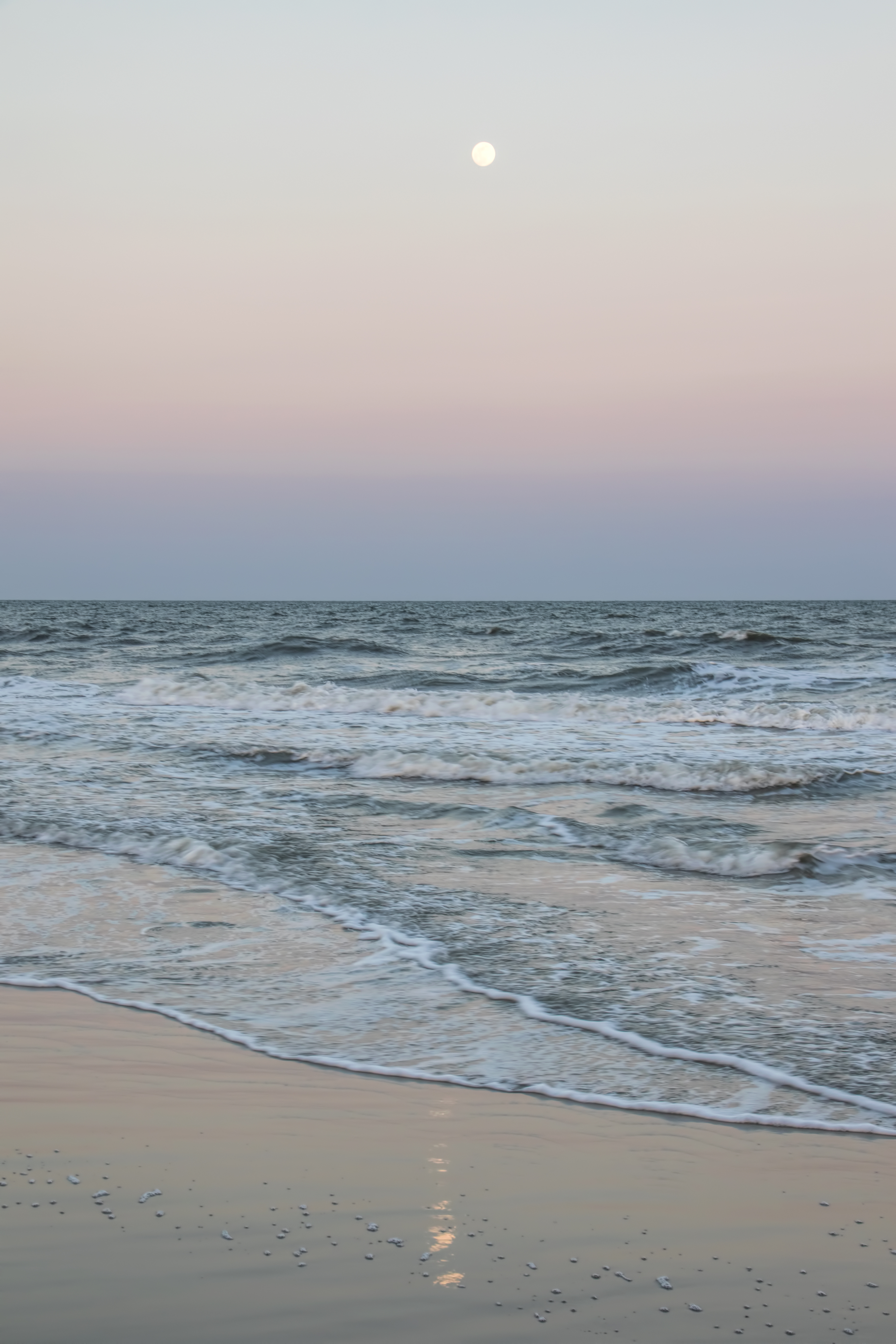 Скачать картинку Природа, Волны, Отражение, Море, Пляж, Луна в телефон бесплатно.