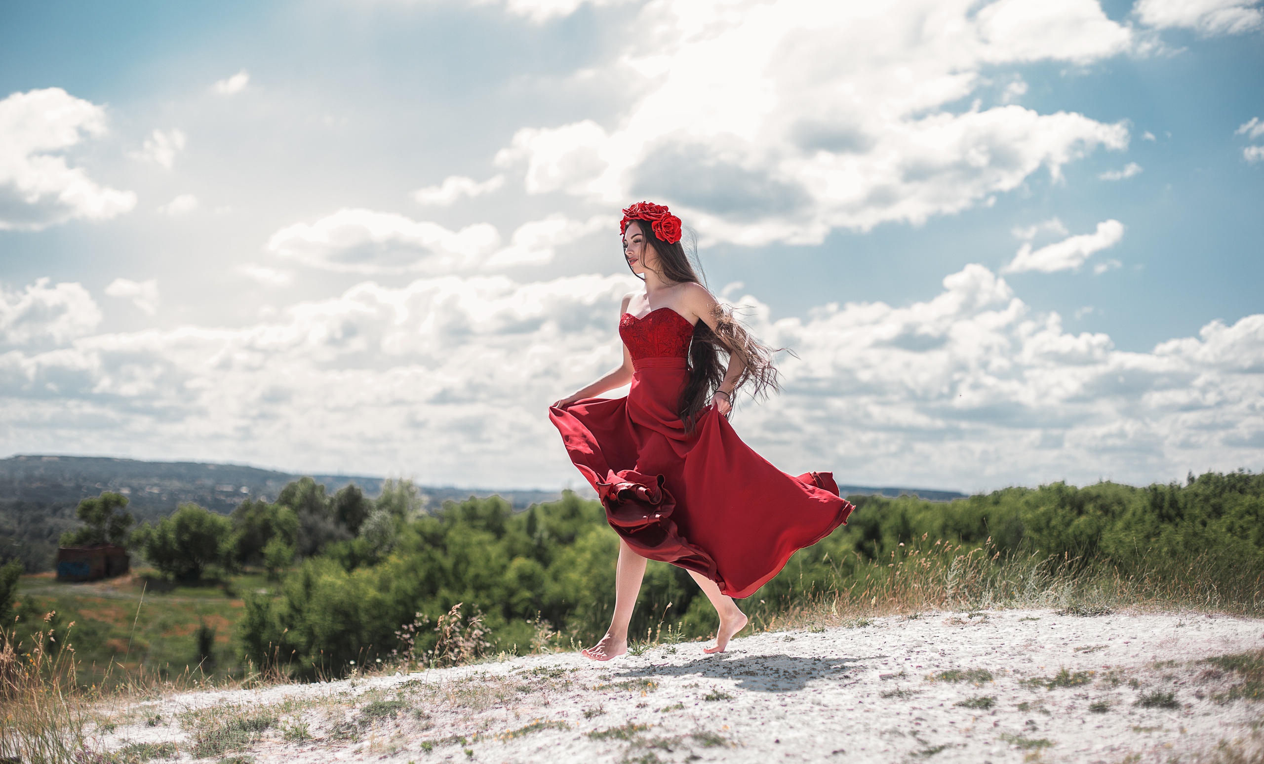 Descarga gratuita de fondo de pantalla para móvil de Morena, Guirnalda, Modelo, Mujeres, Pelo Largo, Vestido Rojo, Descalzo.