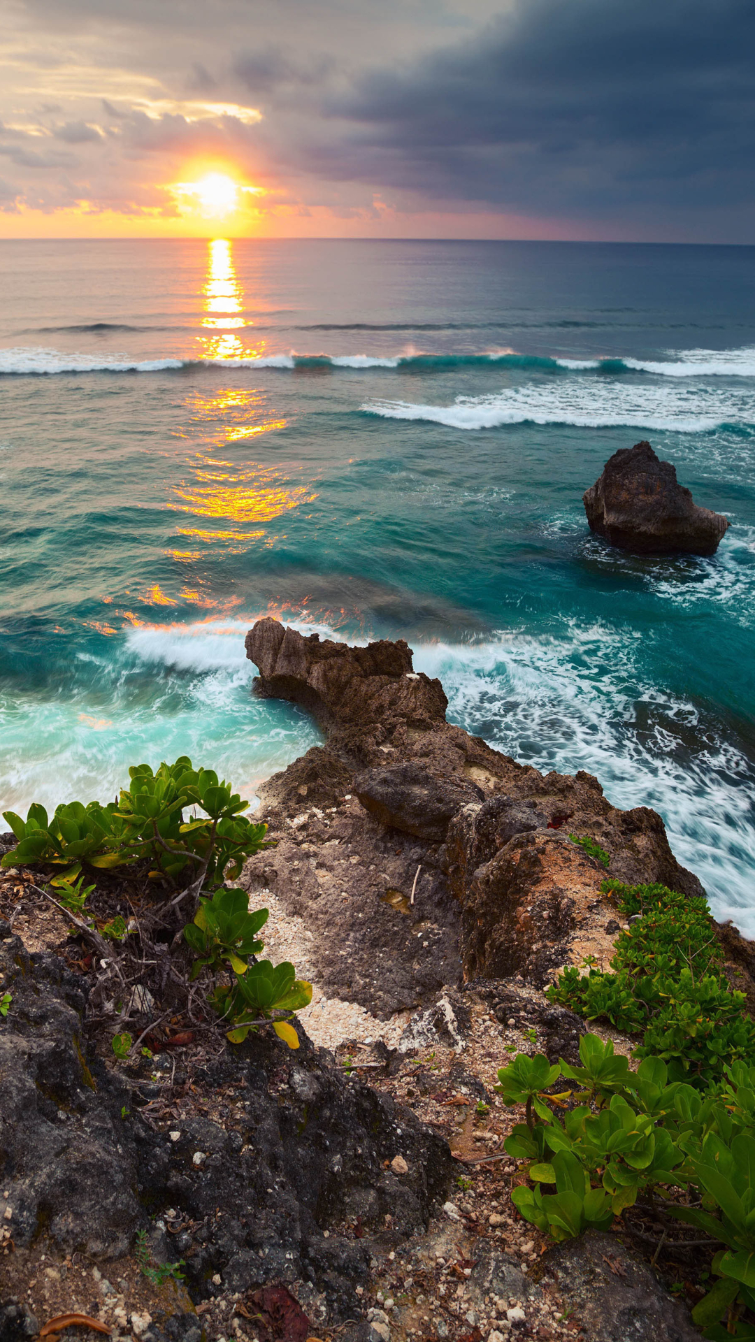 Скачать картинку Закат, Море, Горизонт, Океан, Индонезия, Береговая Линия, Земля/природа, Закат Солнца в телефон бесплатно.