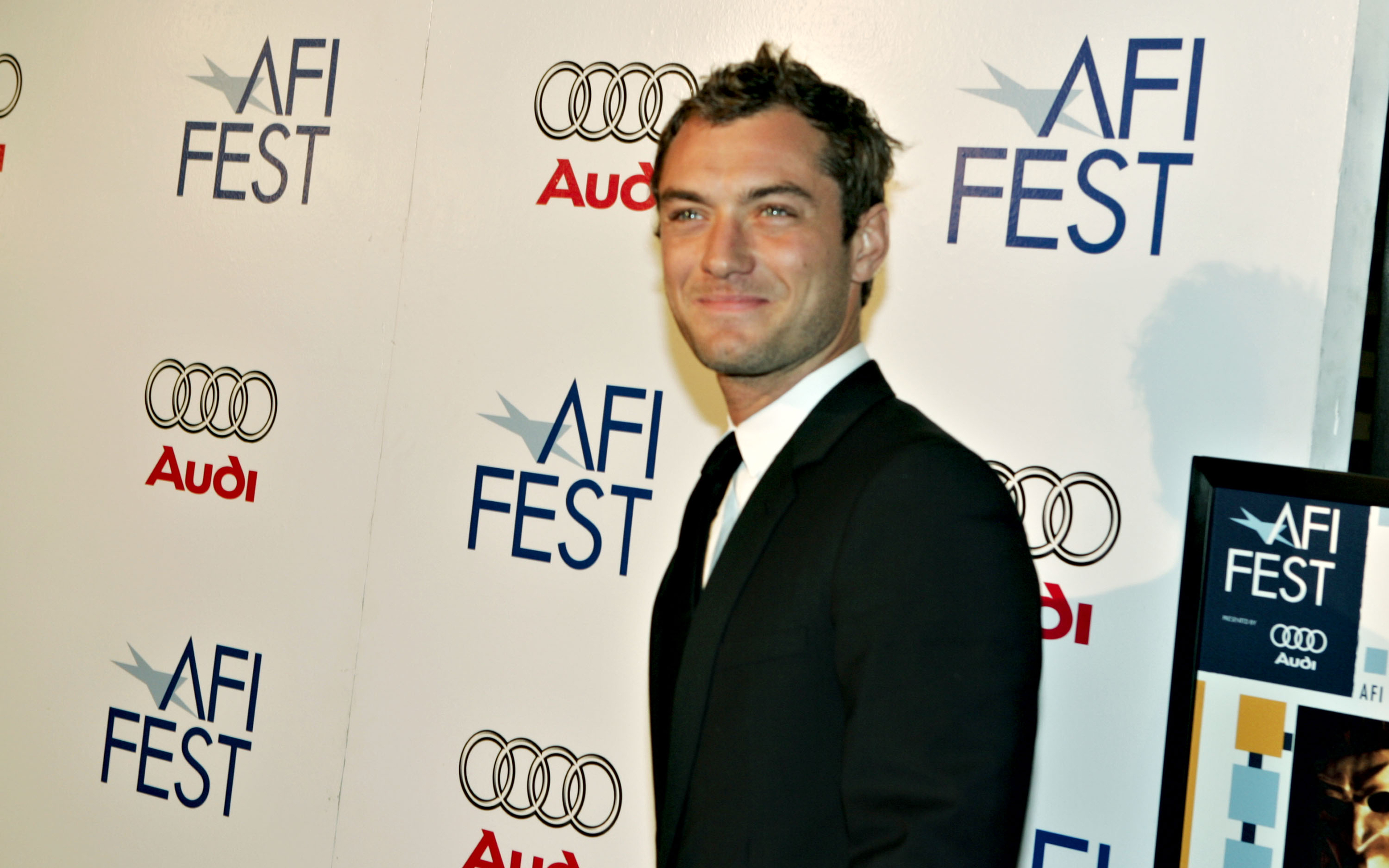 Free download wallpaper Jude Law, English, Celebrity, Actor on your PC desktop
