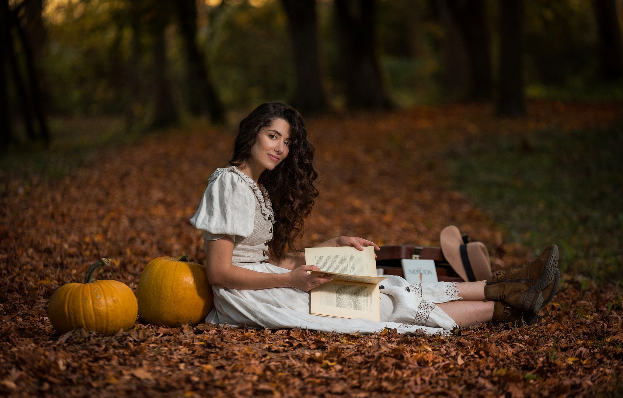Laden Sie das Herbst, Kürbis, Buch, Stimmung, Frauen-Bild kostenlos auf Ihren PC-Desktop herunter