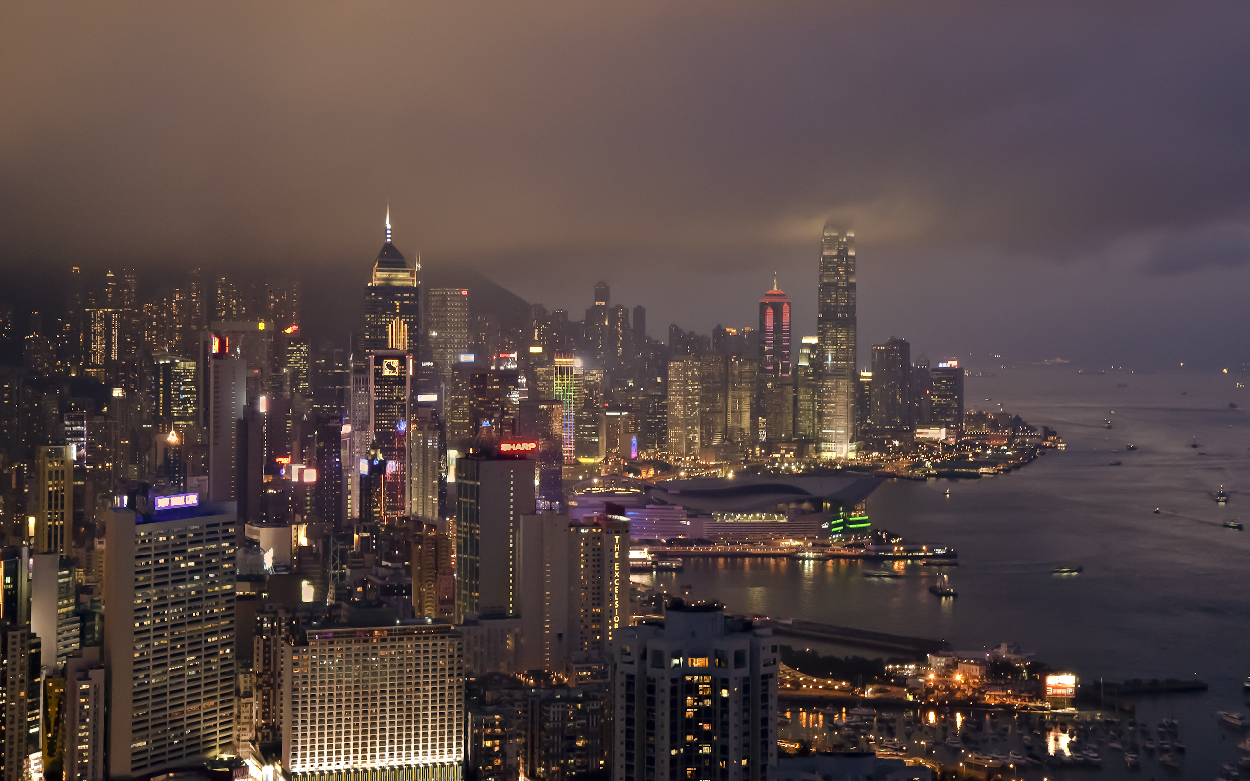 Скачати мобільні шпалери Вечір, Гонконг, Хмарочос, Міста, Створено Людиною, Туман, Місто безкоштовно.