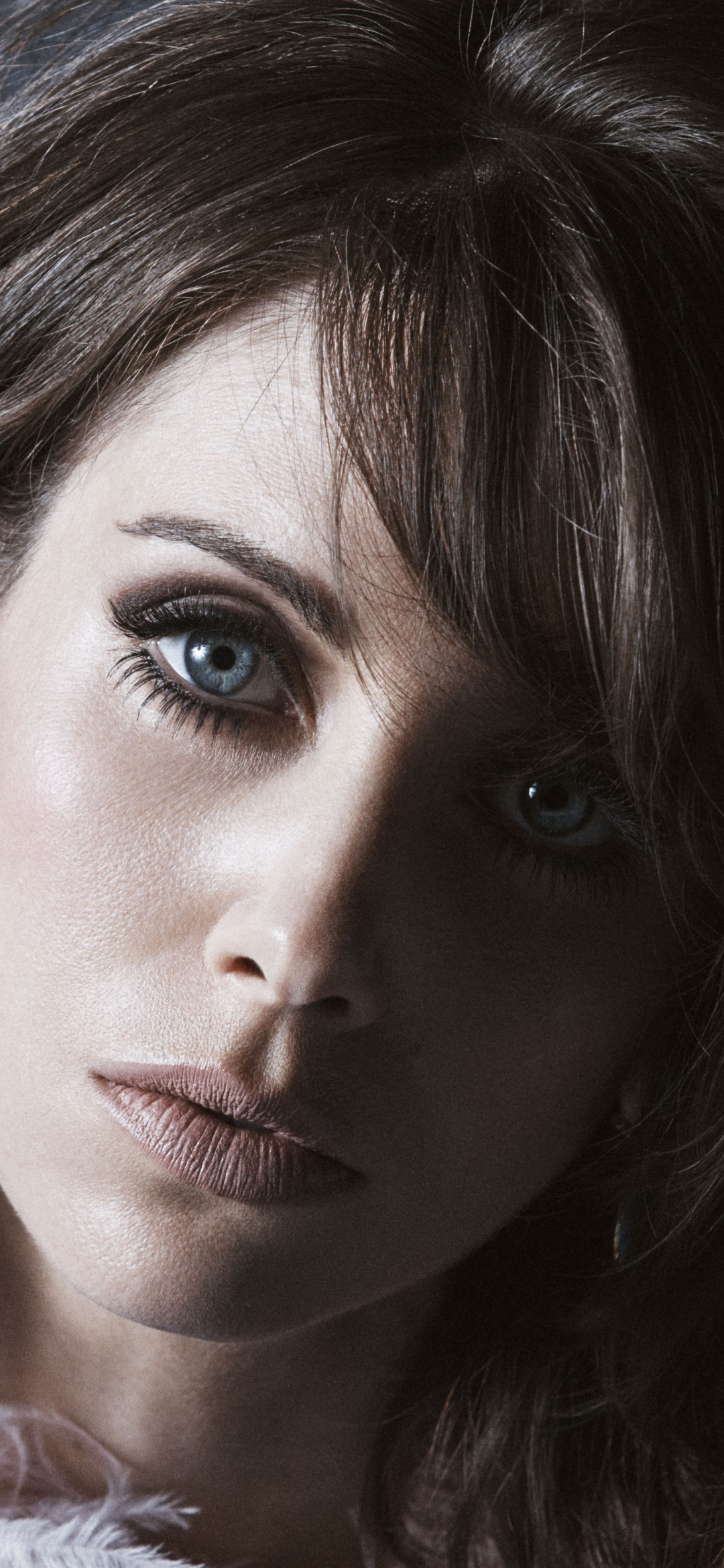 Download mobile wallpaper Brunette, Blue Eyes, American, Celebrity, Actress, Alison Brie for free.