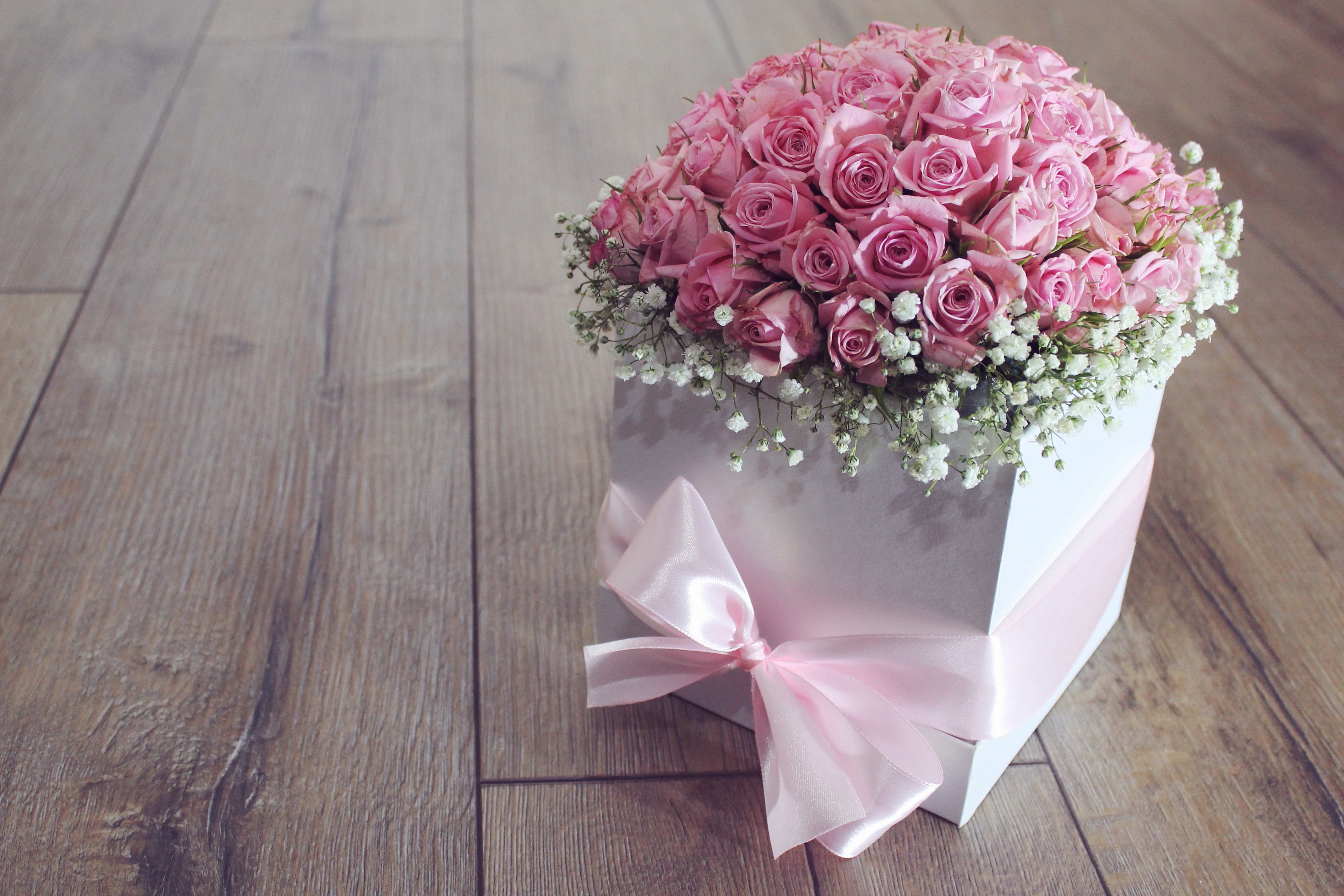 Handy-Wallpaper Blume, Rose, Strauß, Schleife, Menschengemacht, Pinke Rose, Kasten kostenlos herunterladen.