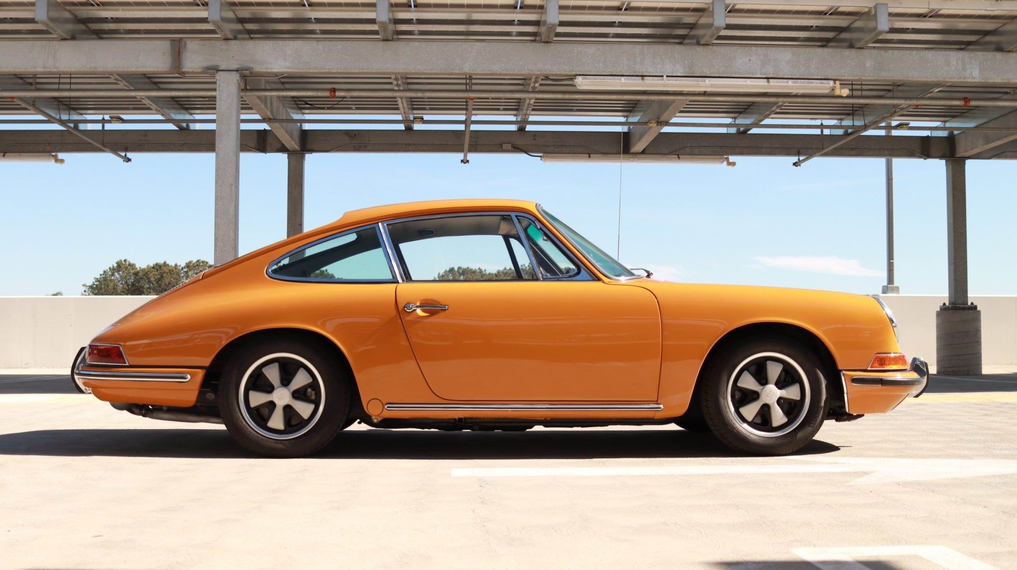 Handy-Wallpaper Auto, Porsche 911, Coupe, Altes Auto, Fahrzeuge, Orangefarbenes Auto kostenlos herunterladen.