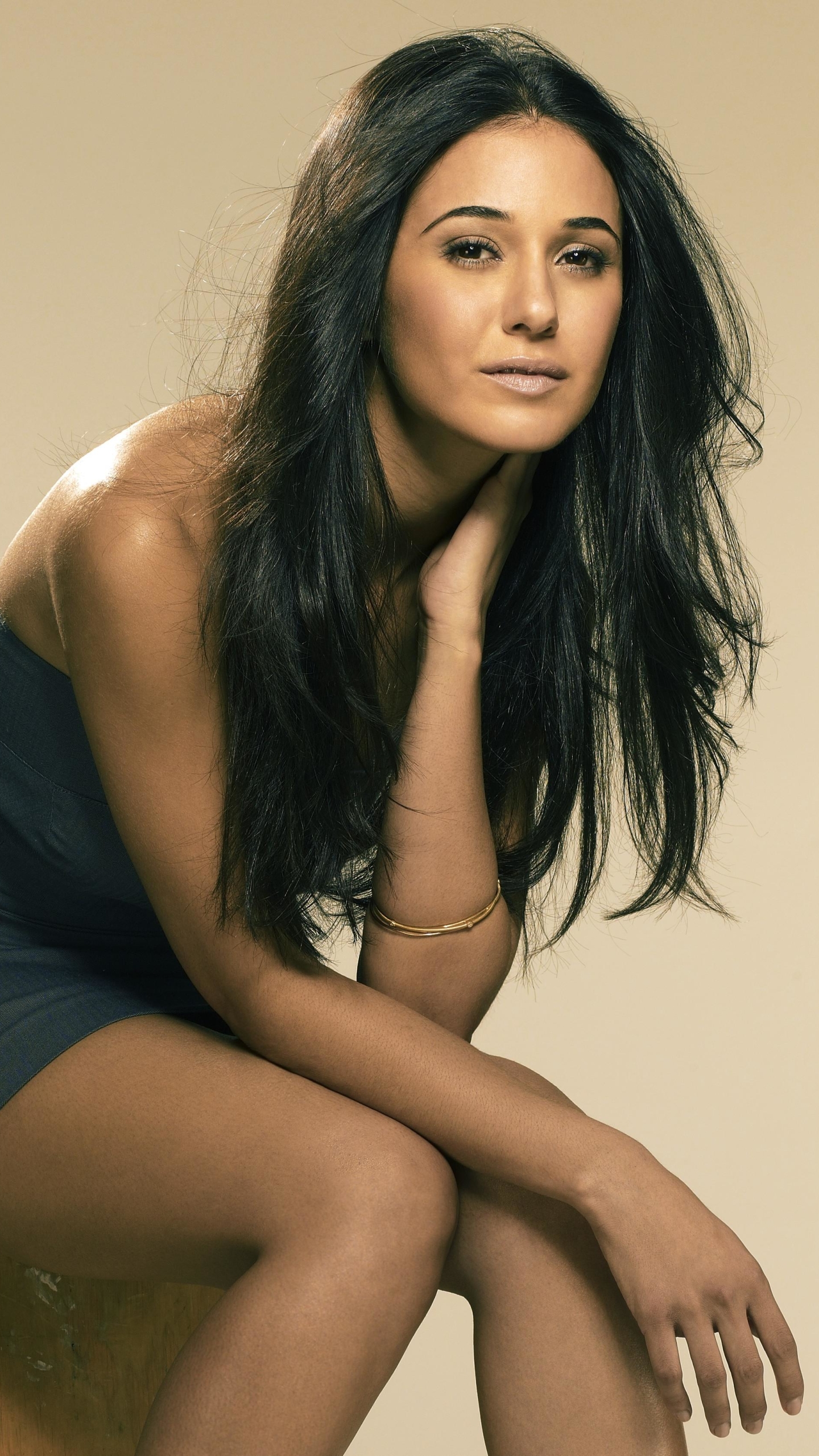 Download mobile wallpaper Brunette, Celebrity, Brown Eyes, Actress, Emmanuelle Chriqui for free.