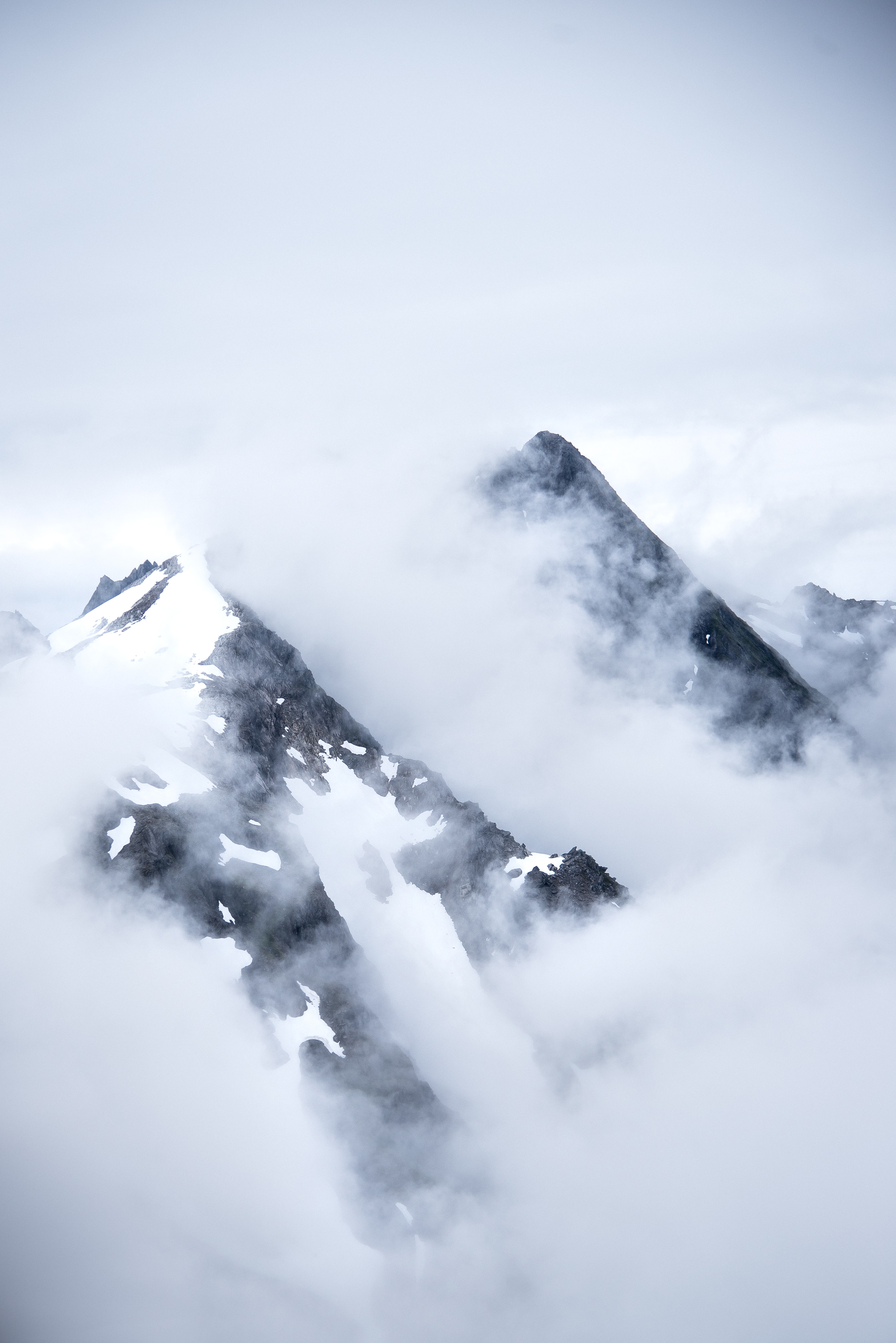 127431 Hintergrundbild herunterladen natur, mountains, schnee, nebel, oberteile, scheitelpunkt - Bildschirmschoner und Bilder kostenlos