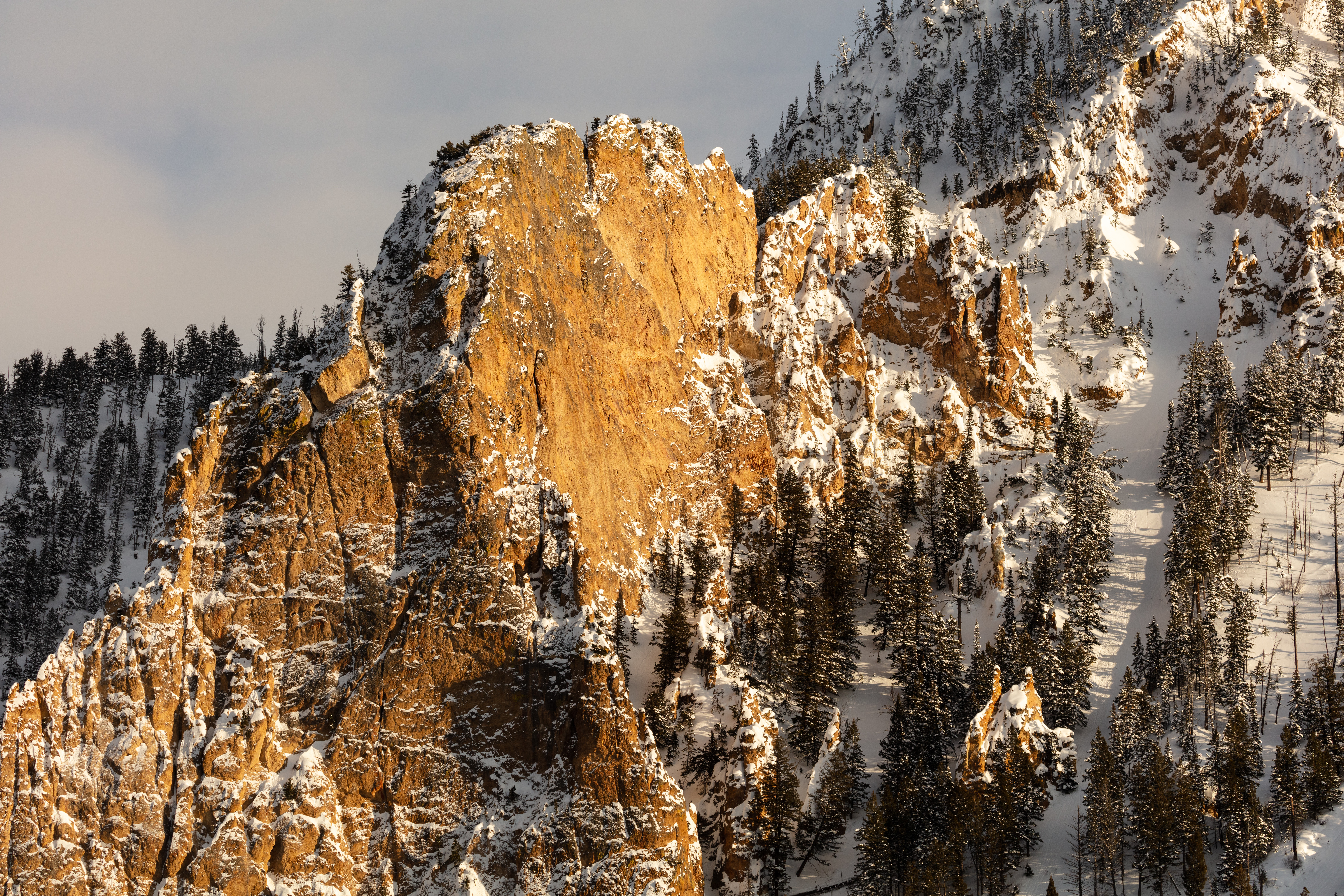 PCデスクトップに自然, 山脈, 岩, 森, 雪, 森林画像を無料でダウンロード