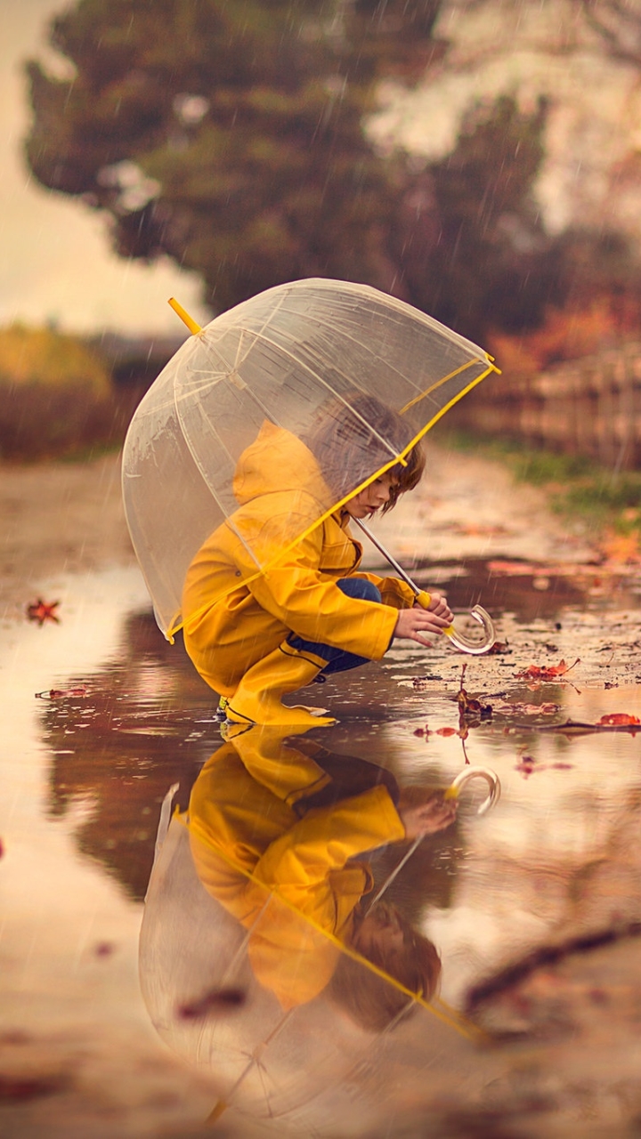 Handy-Wallpaper Regen, Kind, Regenschirm, Fotografie, Spiegelung, Kleines Mädchen, Betrachtung kostenlos herunterladen.