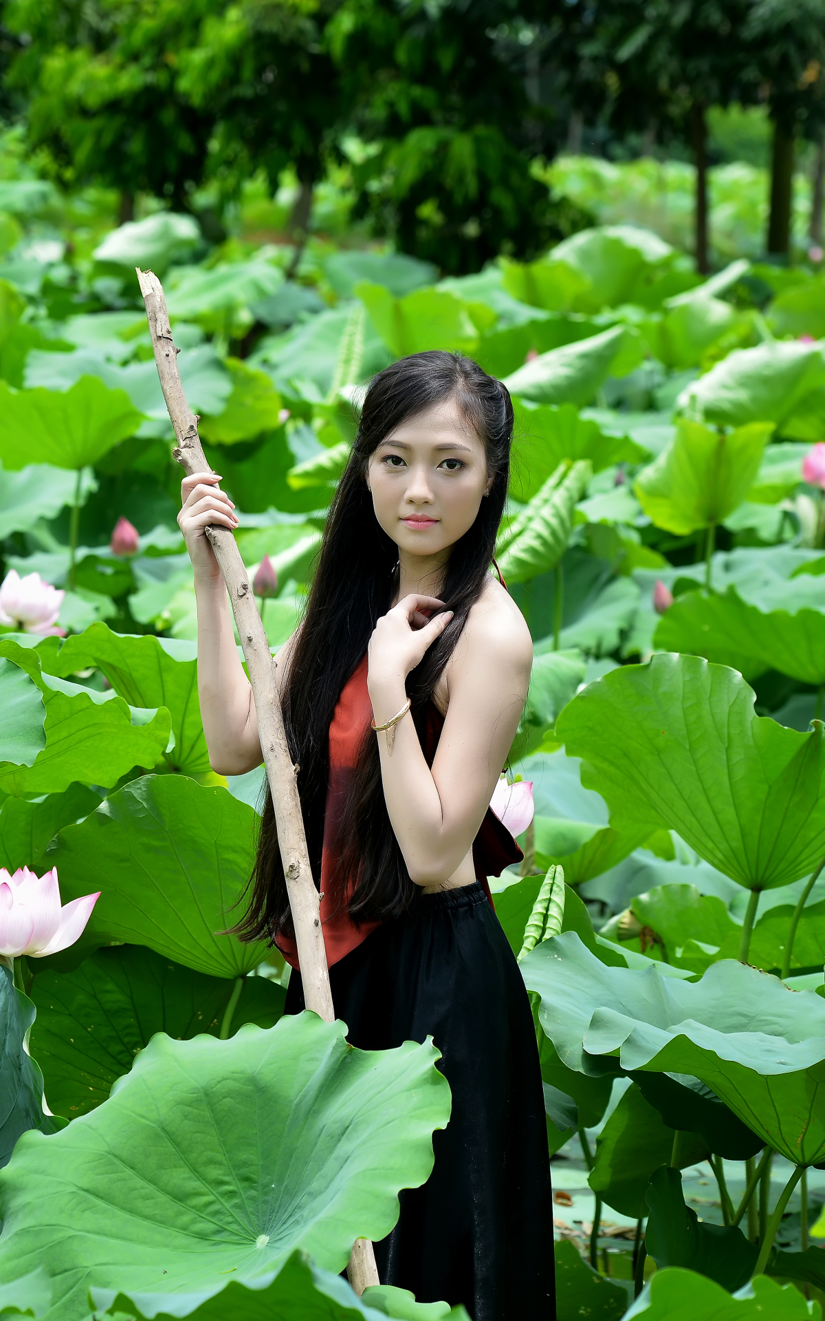 Download mobile wallpaper Lotus, Leaf, Pond, Women, Asian, Vietnamese for free.