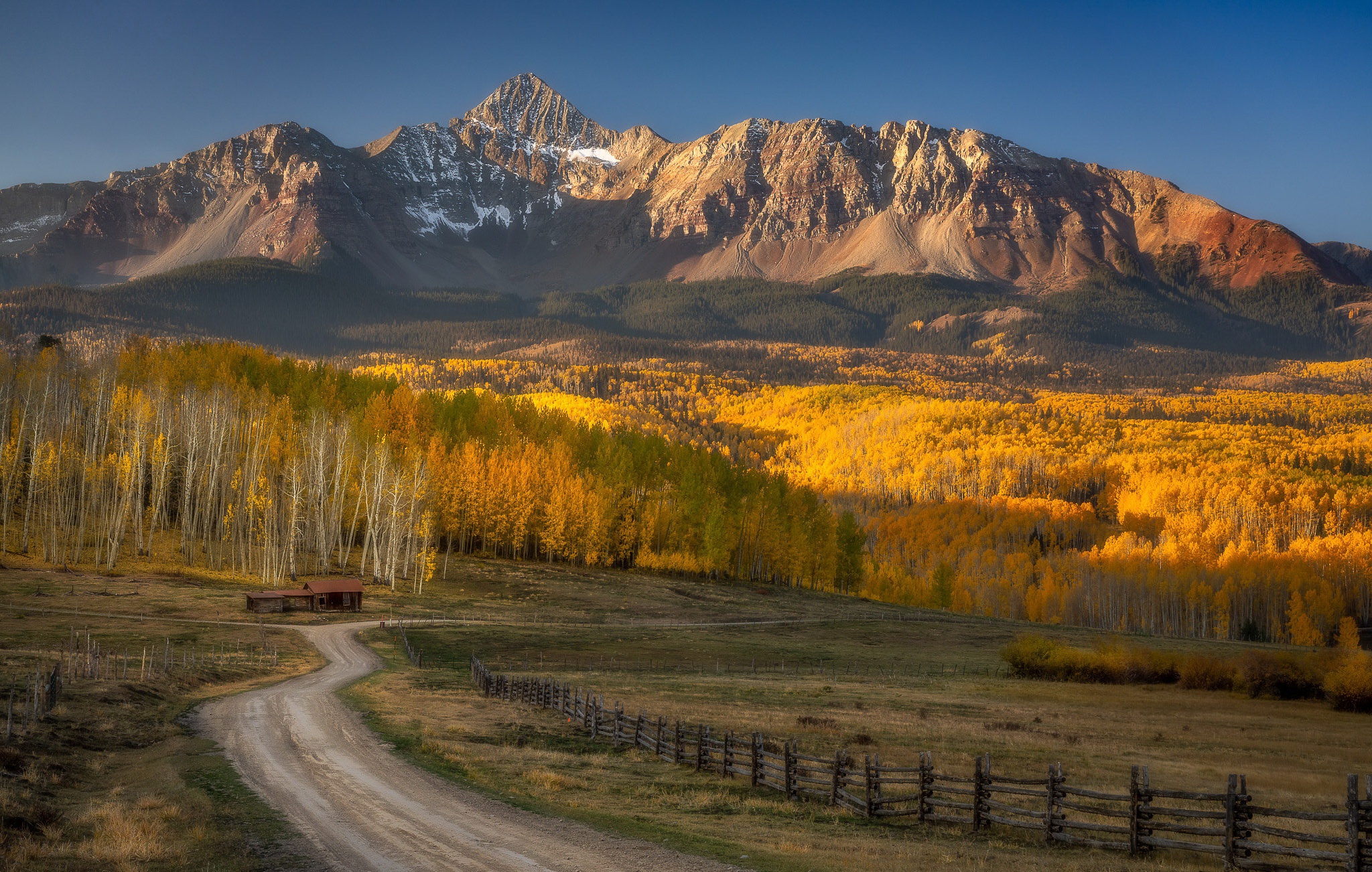 Скачать картинку Осень, Гора, Дорога, Ограда, Колорадо, Ранчо, Сделано Человеком в телефон бесплатно.