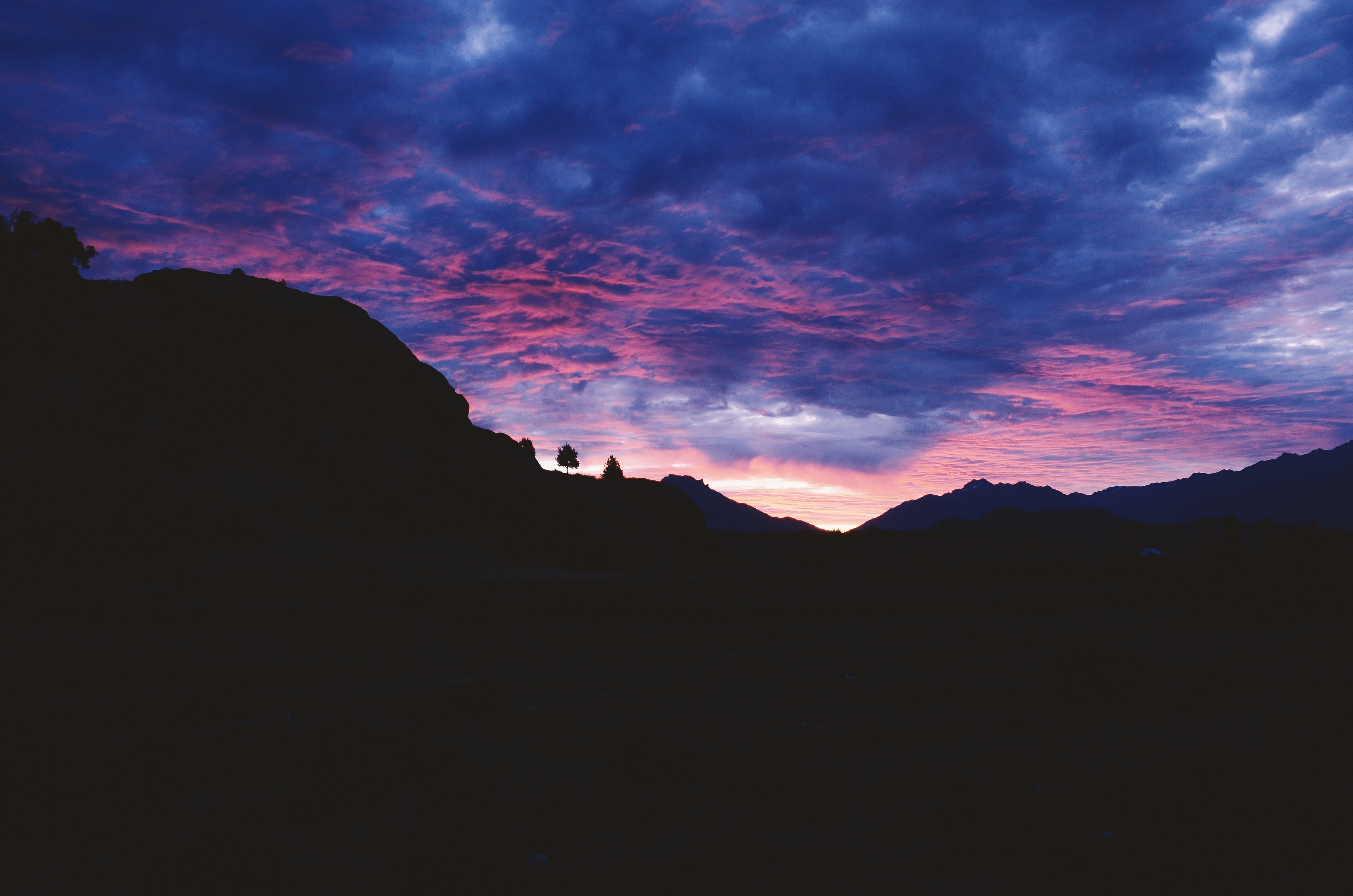 Handy-Wallpaper Clouds, Sky, Sunset, Mountains, Dunkel kostenlos herunterladen.