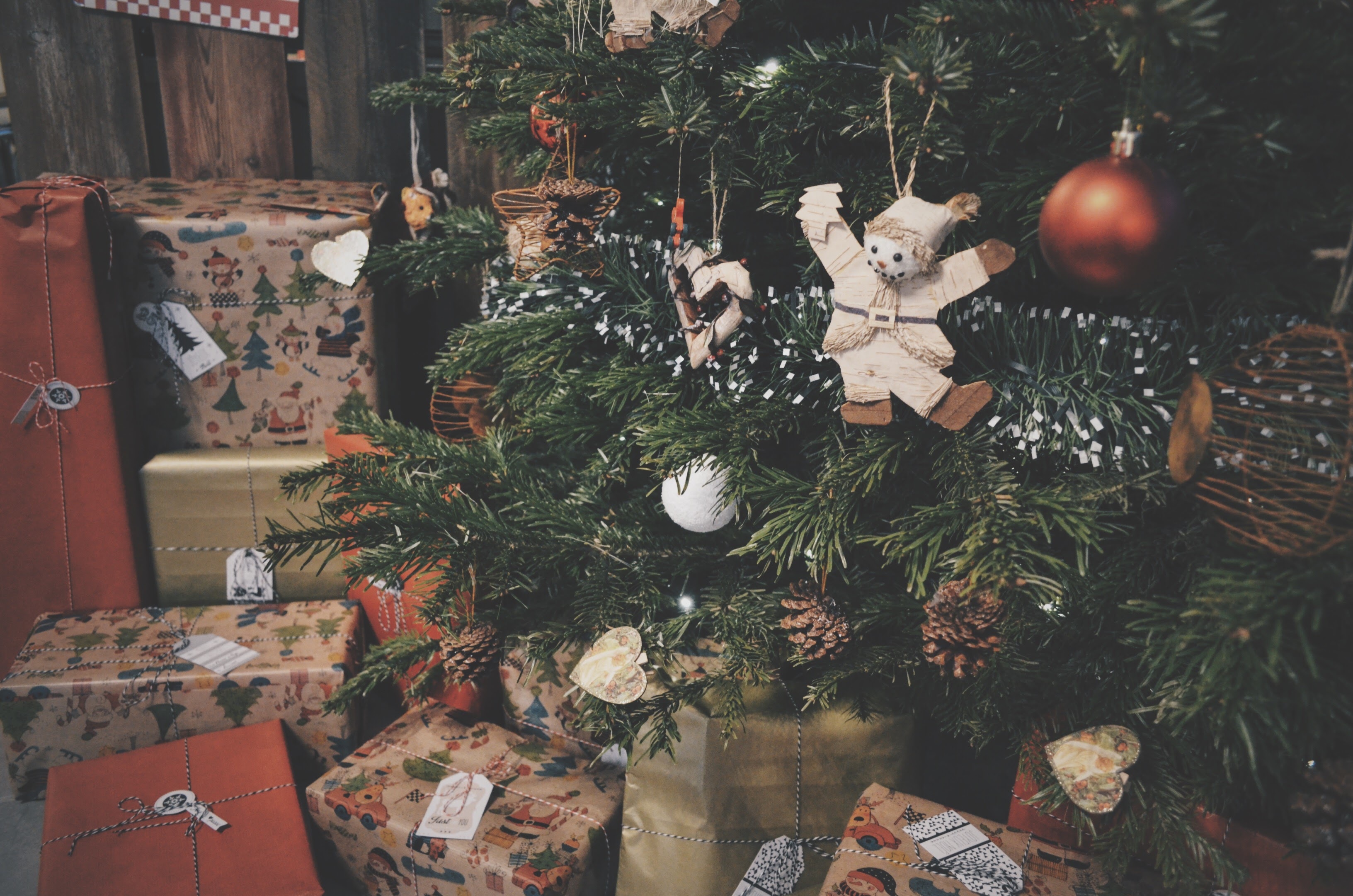 67560 завантажити шпалери різдво, свята, прикраси, ялинку, новорічна ялинка, подарунки - заставки і картинки безкоштовно