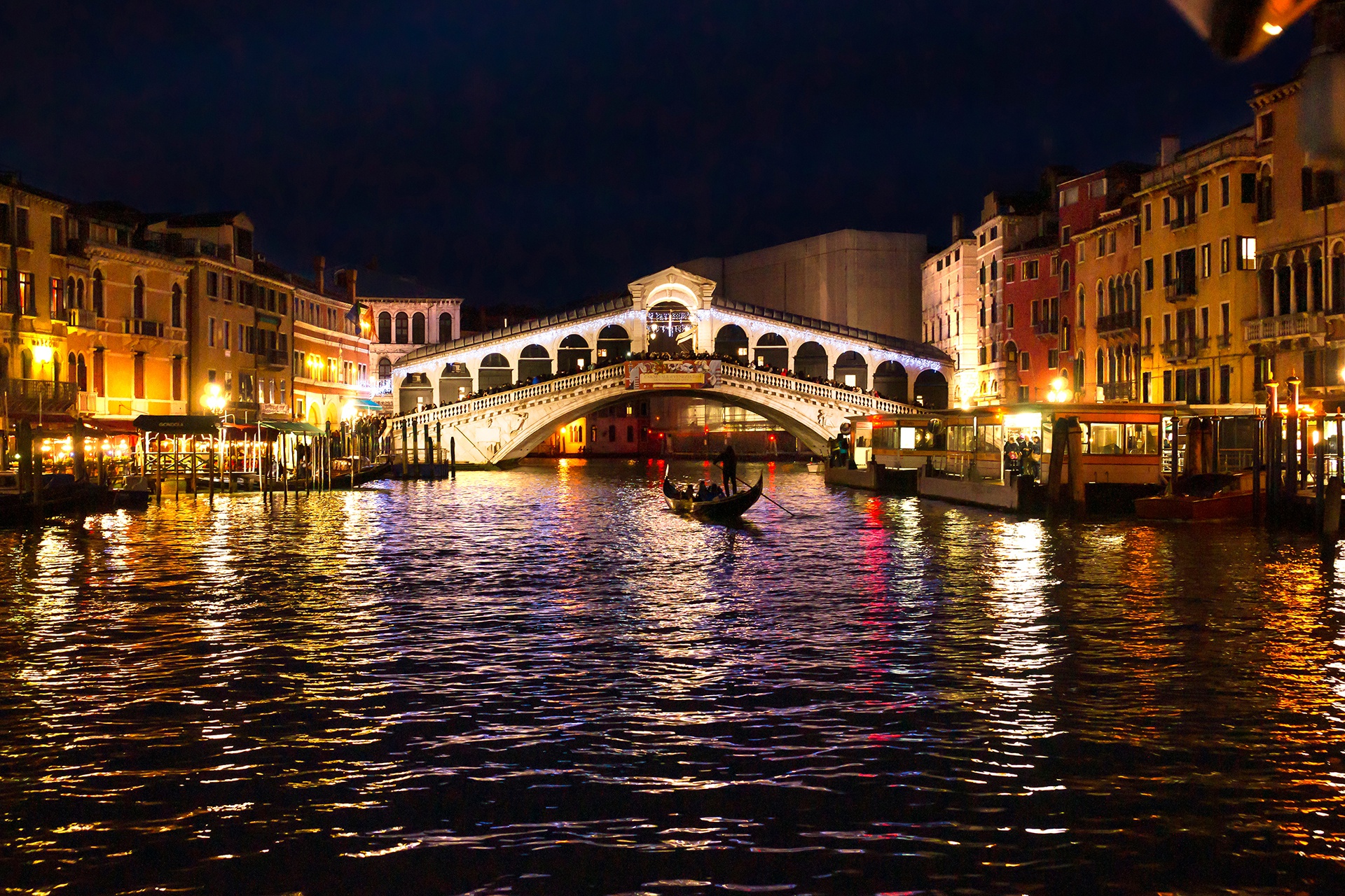 Скачать обои бесплатно Города, Ночь, Италия, Венеция, Город, Мост, Канал, Сделано Человеком картинка на рабочий стол ПК