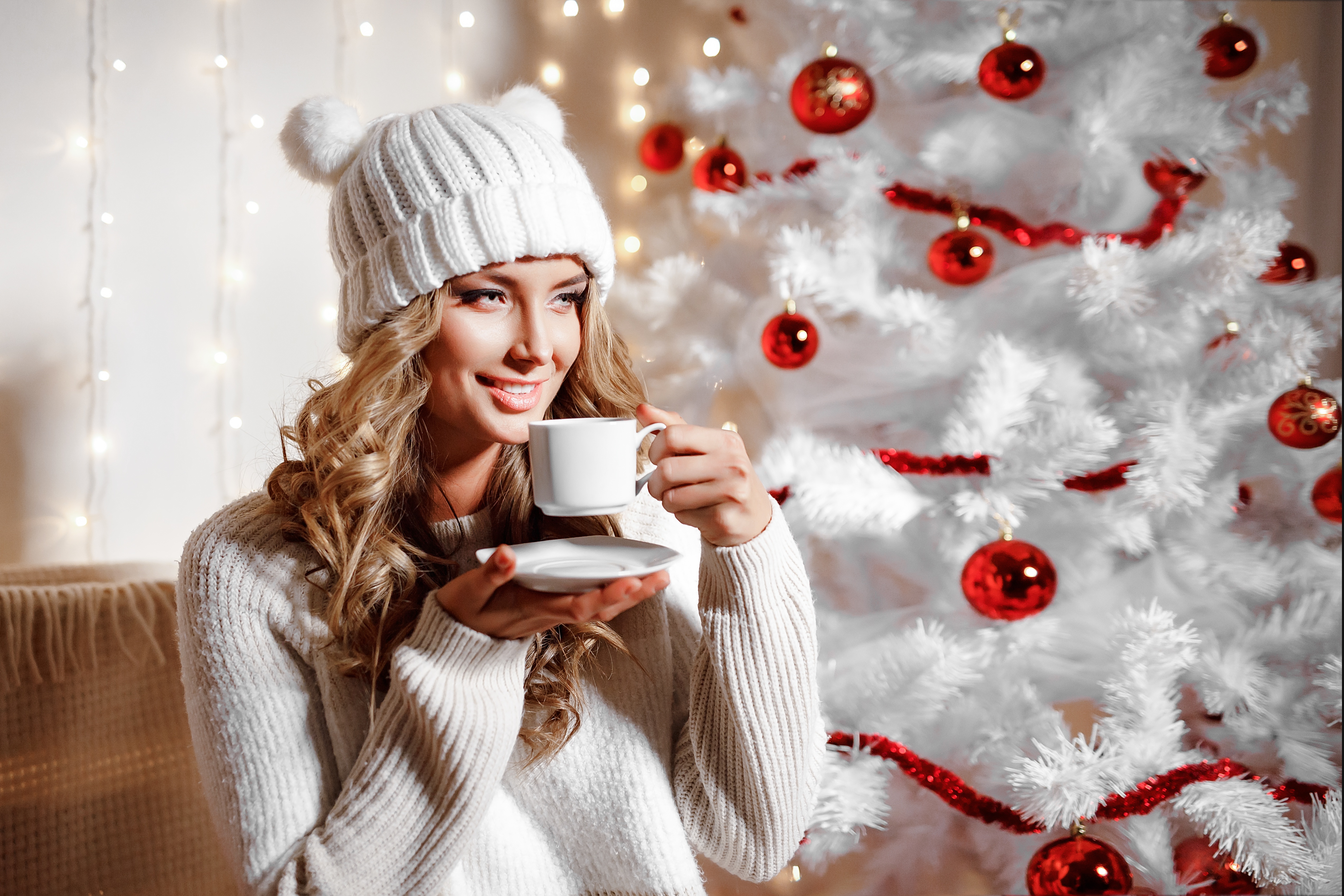 Download mobile wallpaper Christmas, Smile, Blonde, Hat, Model, Women, Bauble for free.
