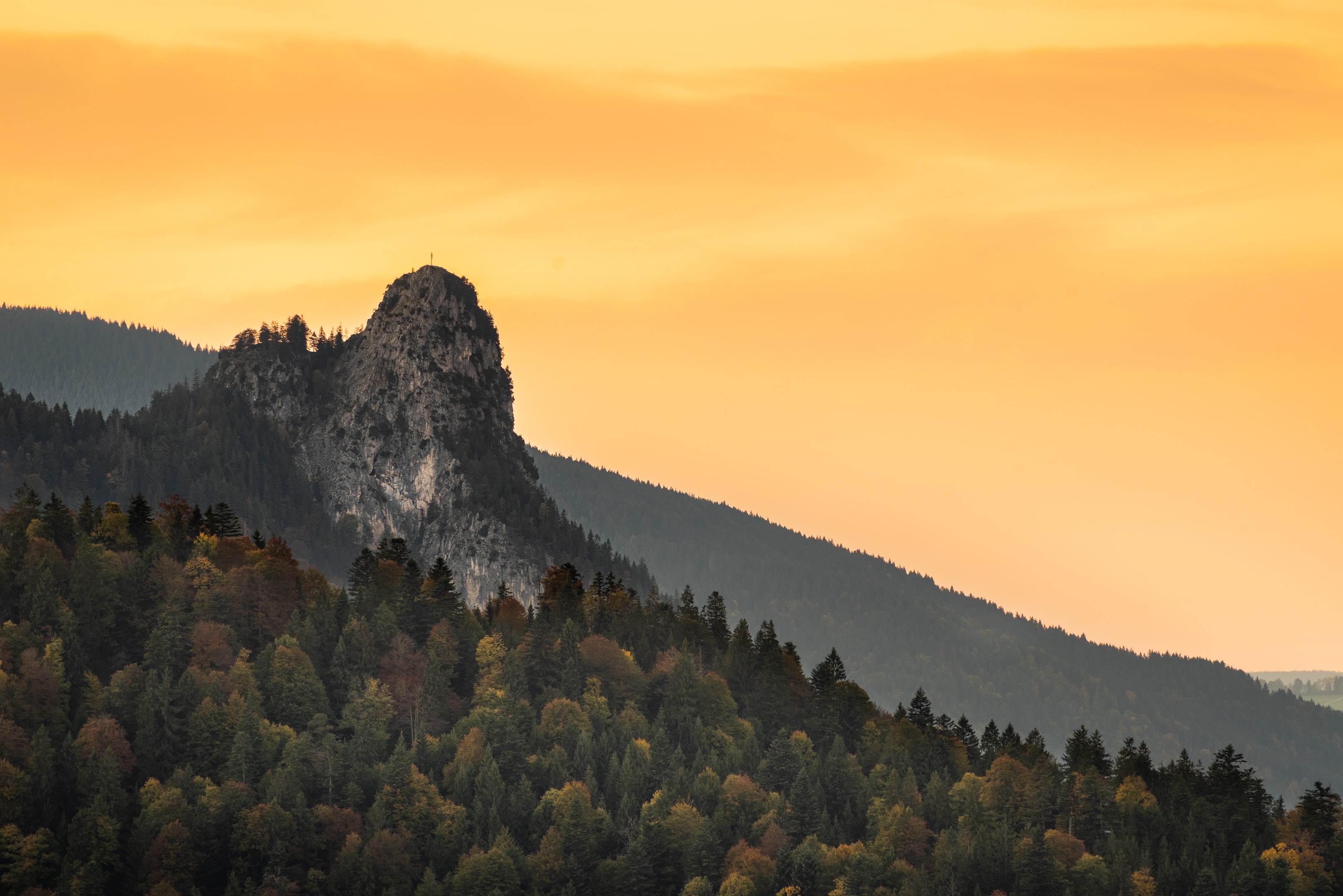 Handy-Wallpaper Mountains, Die Steine, Wald, Steigung, Natur, Bäume, Felsen kostenlos herunterladen.