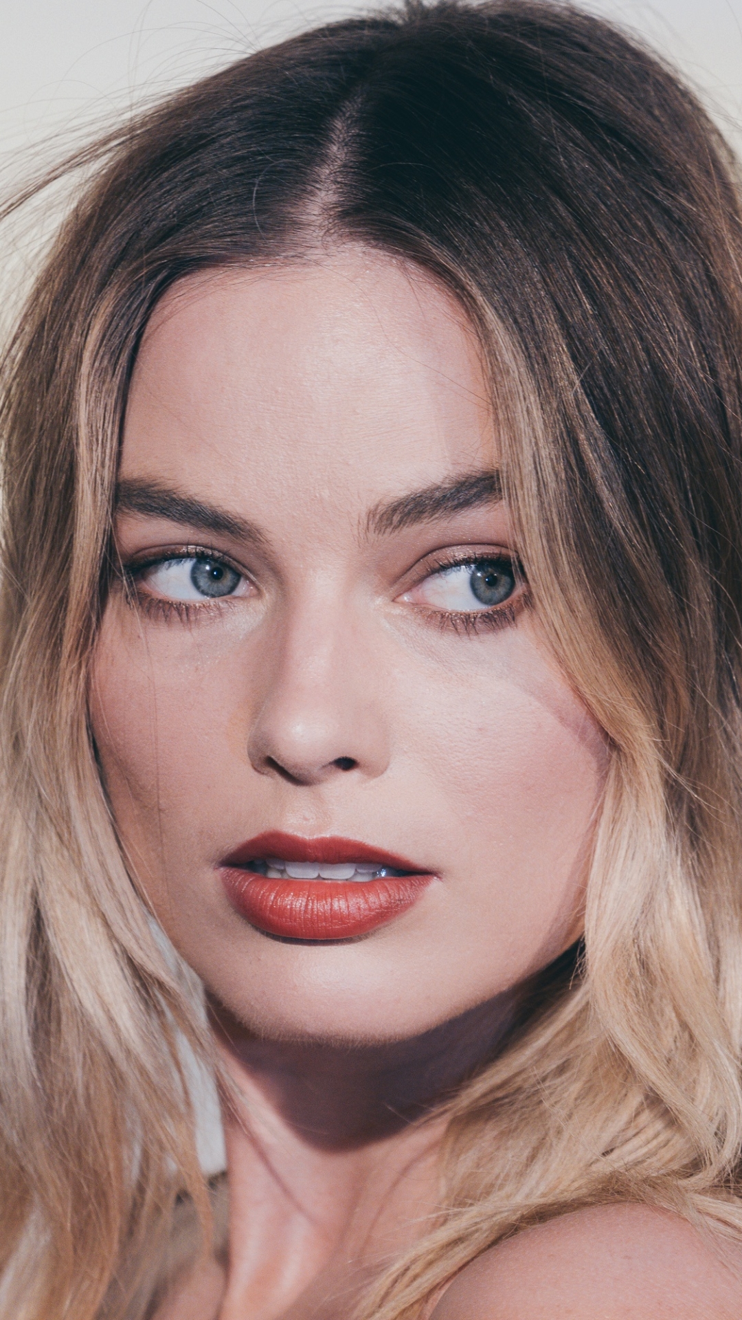 Download mobile wallpaper Blonde, Face, Blue Eyes, Celebrity, Actress, Lipstick, Australian, Margot Robbie for free.