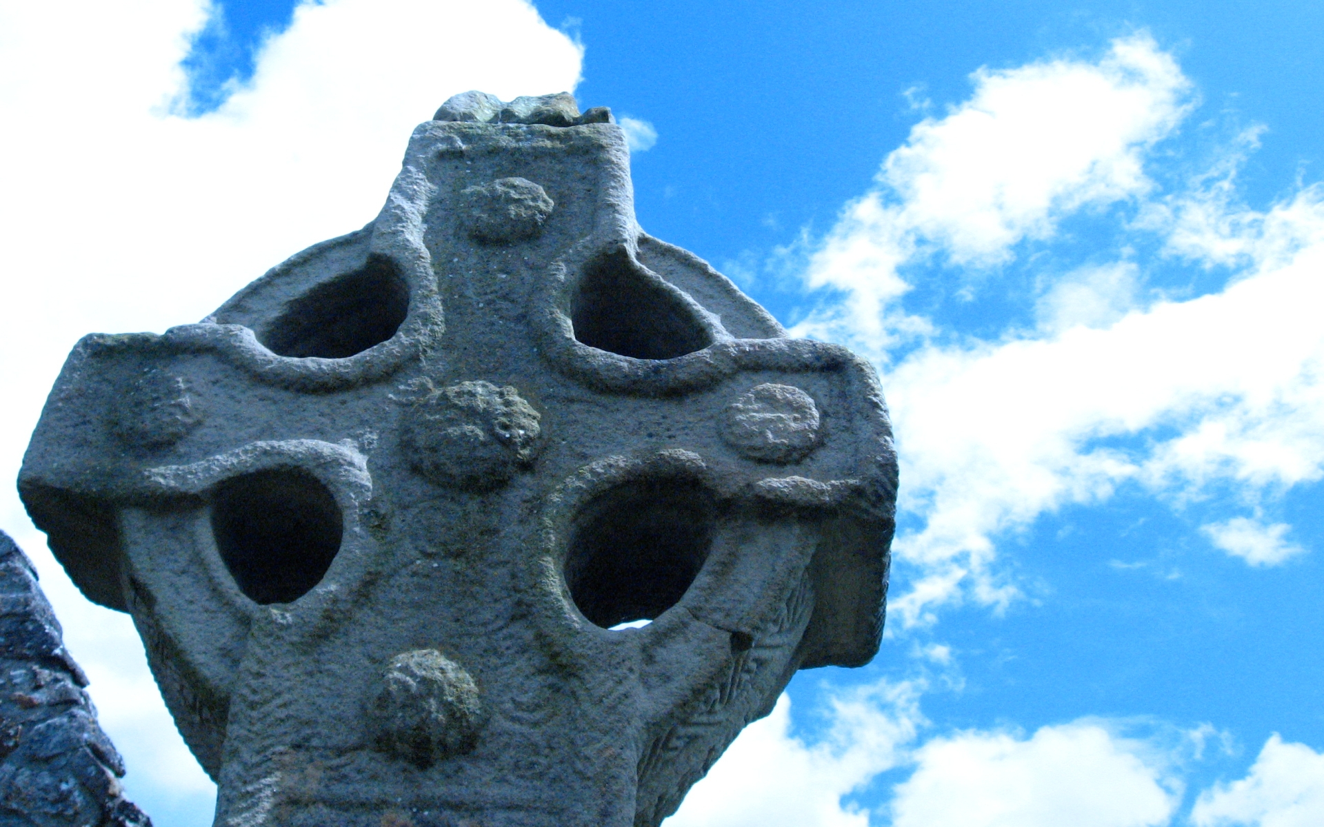 Скачать картинку Ирландия, Крест, Монастырь, Религиозные, Клонмакнойз, Монастырь Клонмакнойс в телефон бесплатно.