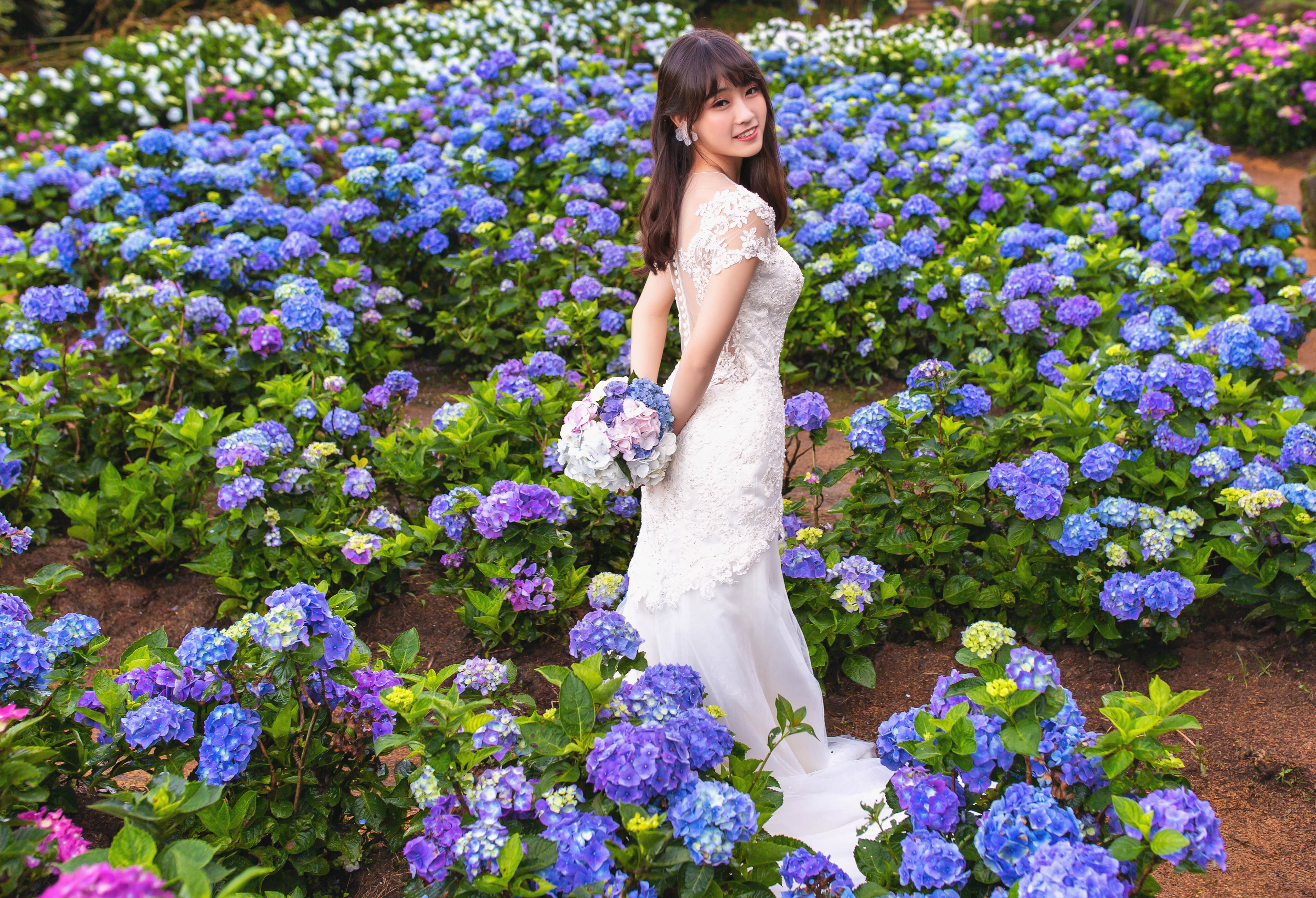 1006760 скачать обои женщины, невеста, азиатки, брюнетка, цветок, модель, свадебное платье, белый голубь - заставки и картинки бесплатно