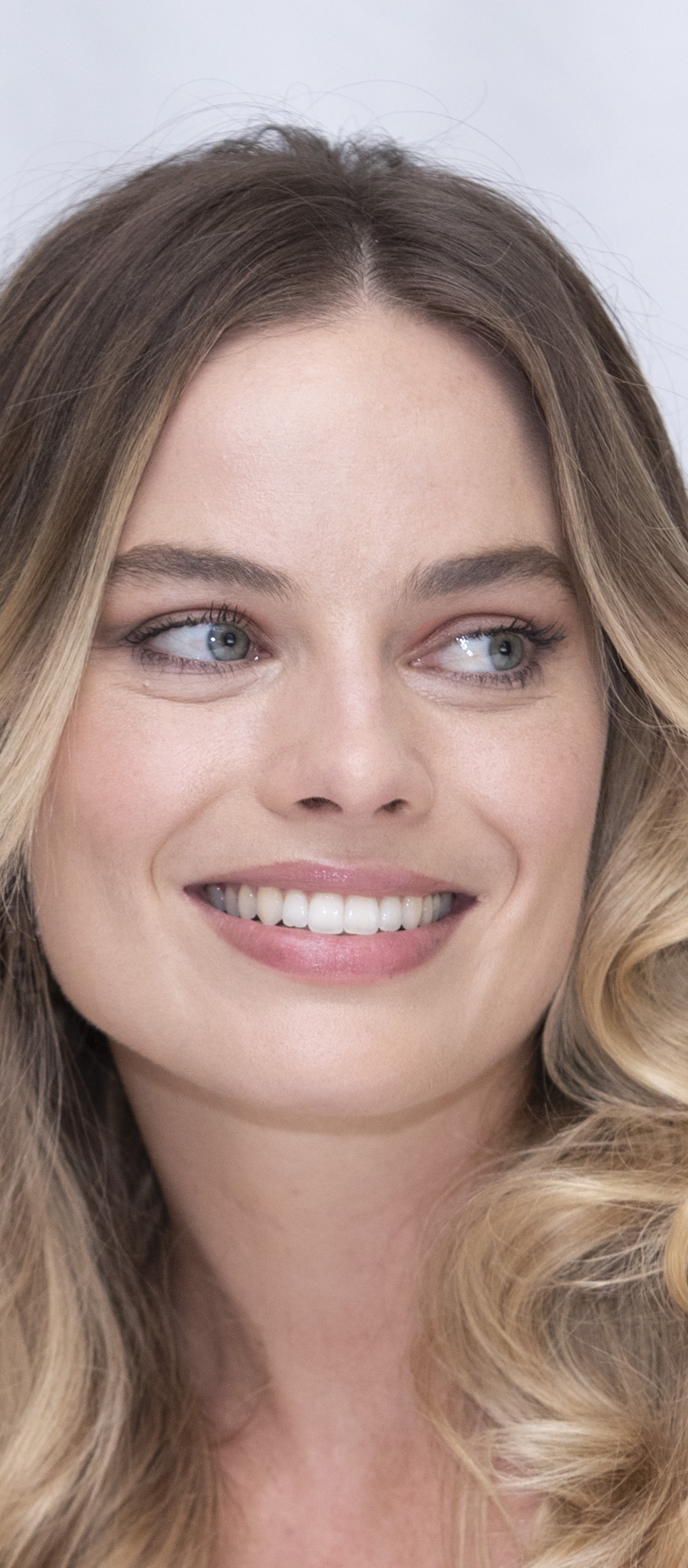 Download mobile wallpaper Smile, Blonde, Face, Celebrity, Actress, Australian, Margot Robbie for free.