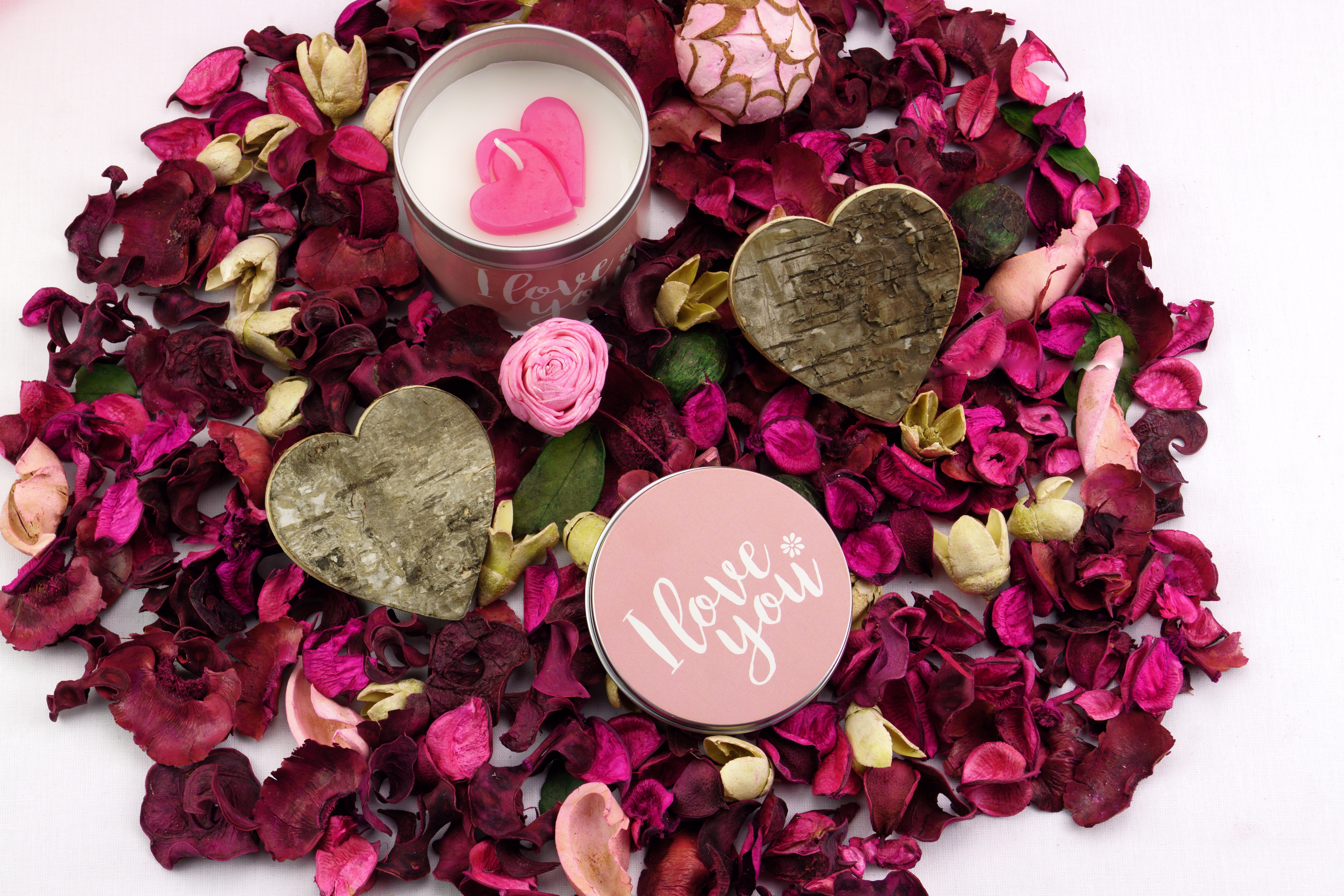 Laden Sie das Kerze, Rosenblätter, Ein Herz, Herzen, Liebe-Bild kostenlos auf Ihren PC-Desktop herunter