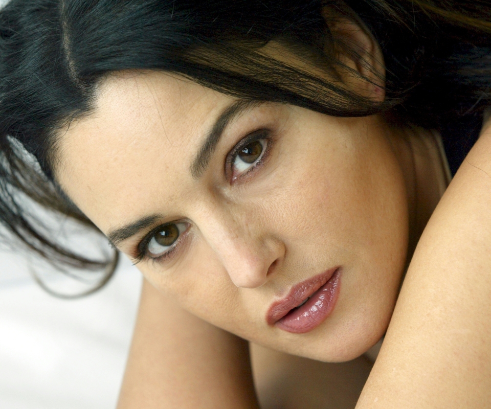 Download mobile wallpaper Monica Bellucci, Close Up, Face, Celebrity, Actress, Italian for free.
