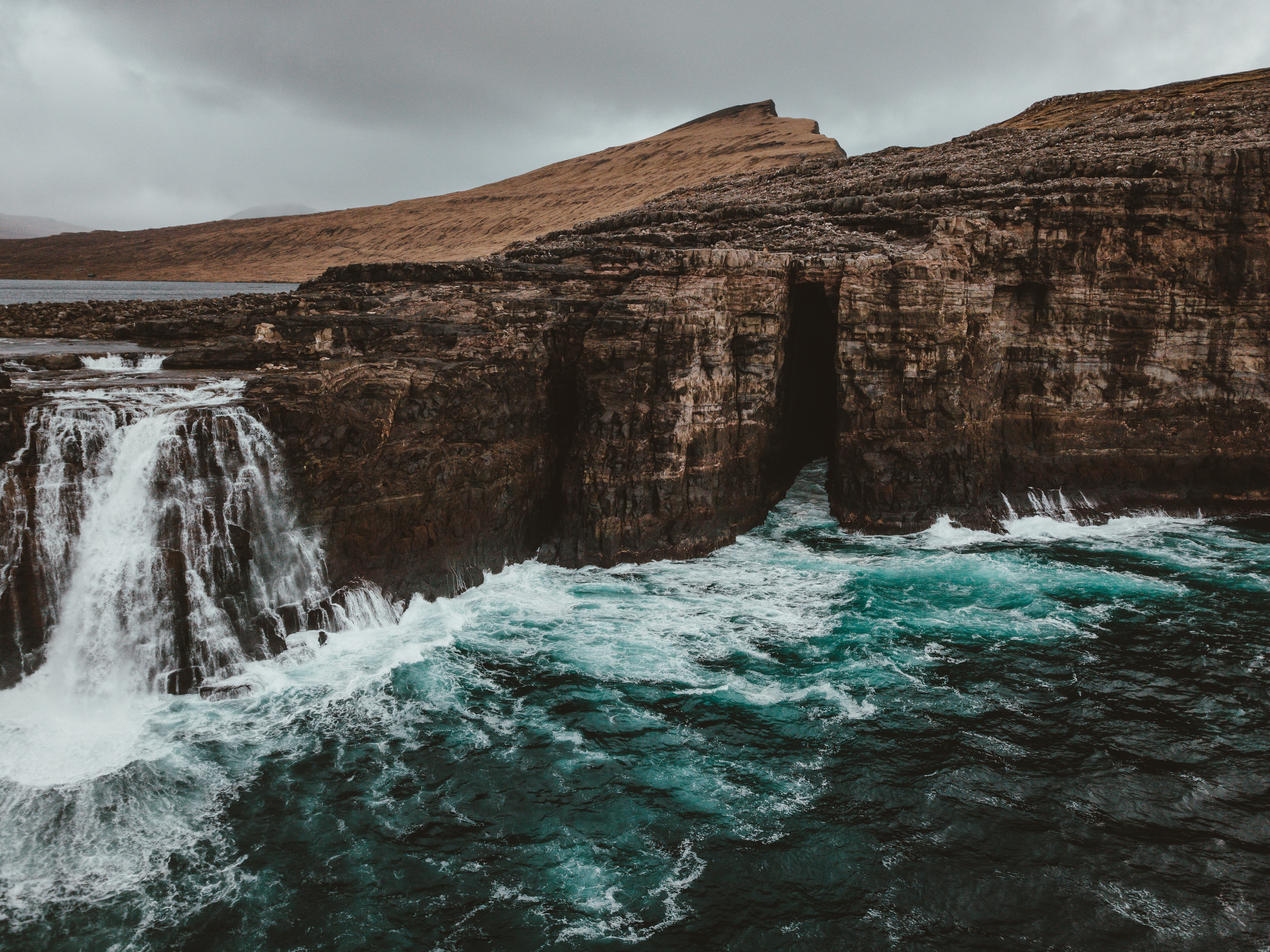 121313 скачать картинку фарерские острова, течение, скалы, природа, водопад, пена, ватнавегур - обои и заставки бесплатно