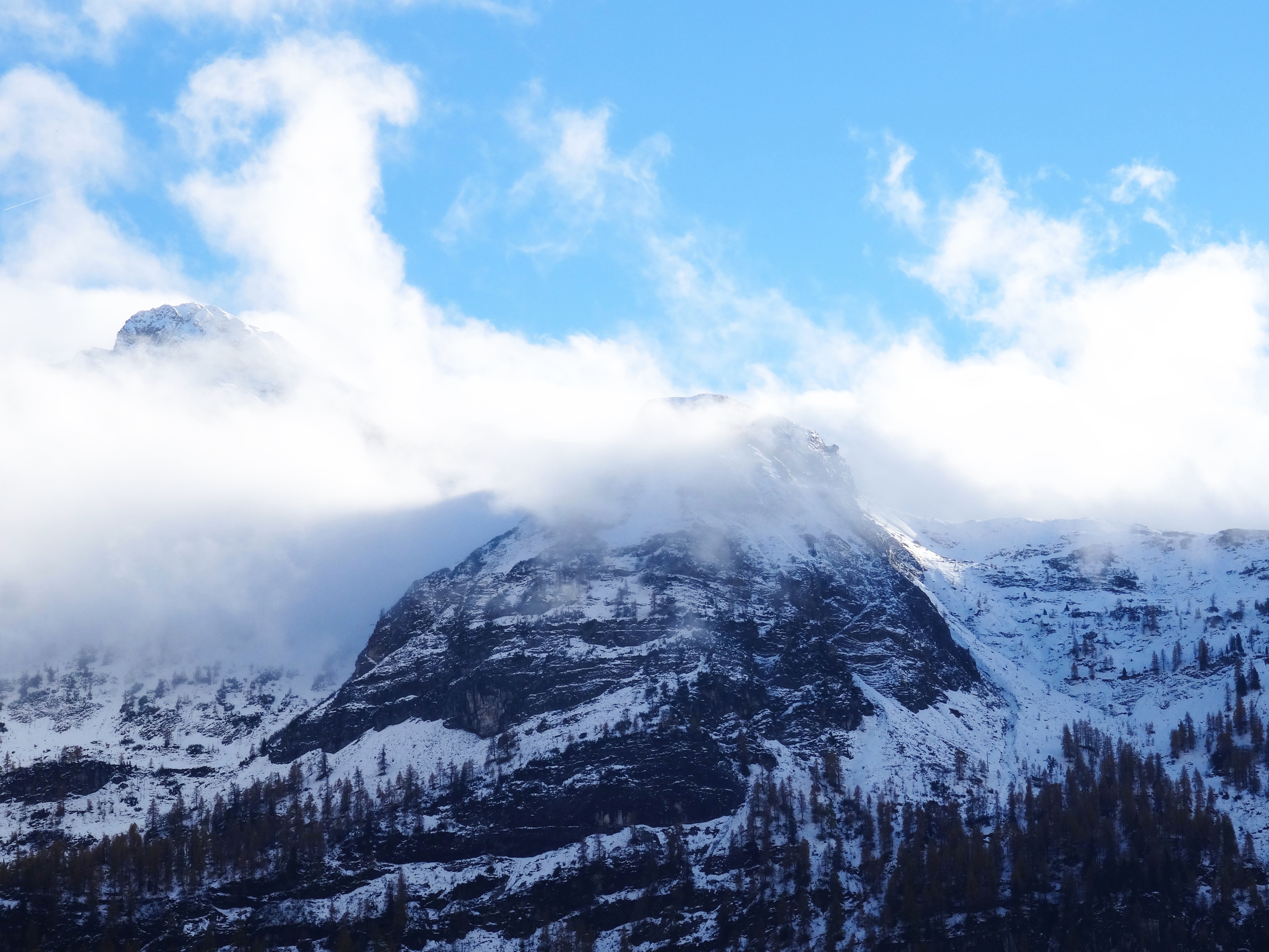 157597 завантажити картинку природа, небо, гори, сніг, вершина, верх, пік, туман - шпалери і заставки безкоштовно