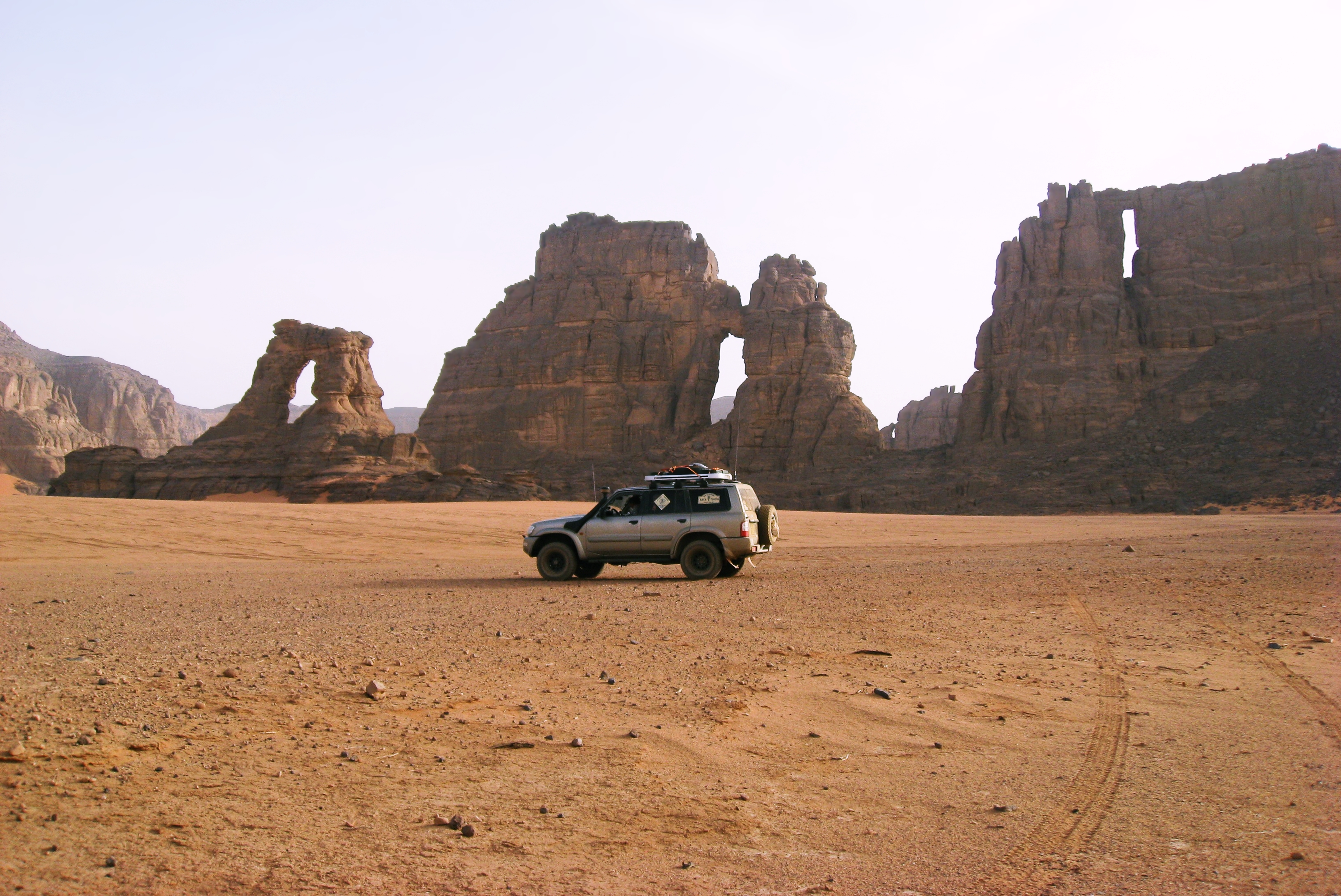 1496410 descargar fondo de pantalla fotografía, tassili n'ajjer, argelia, coche, desierto, parque nacional: protectores de pantalla e imágenes gratis