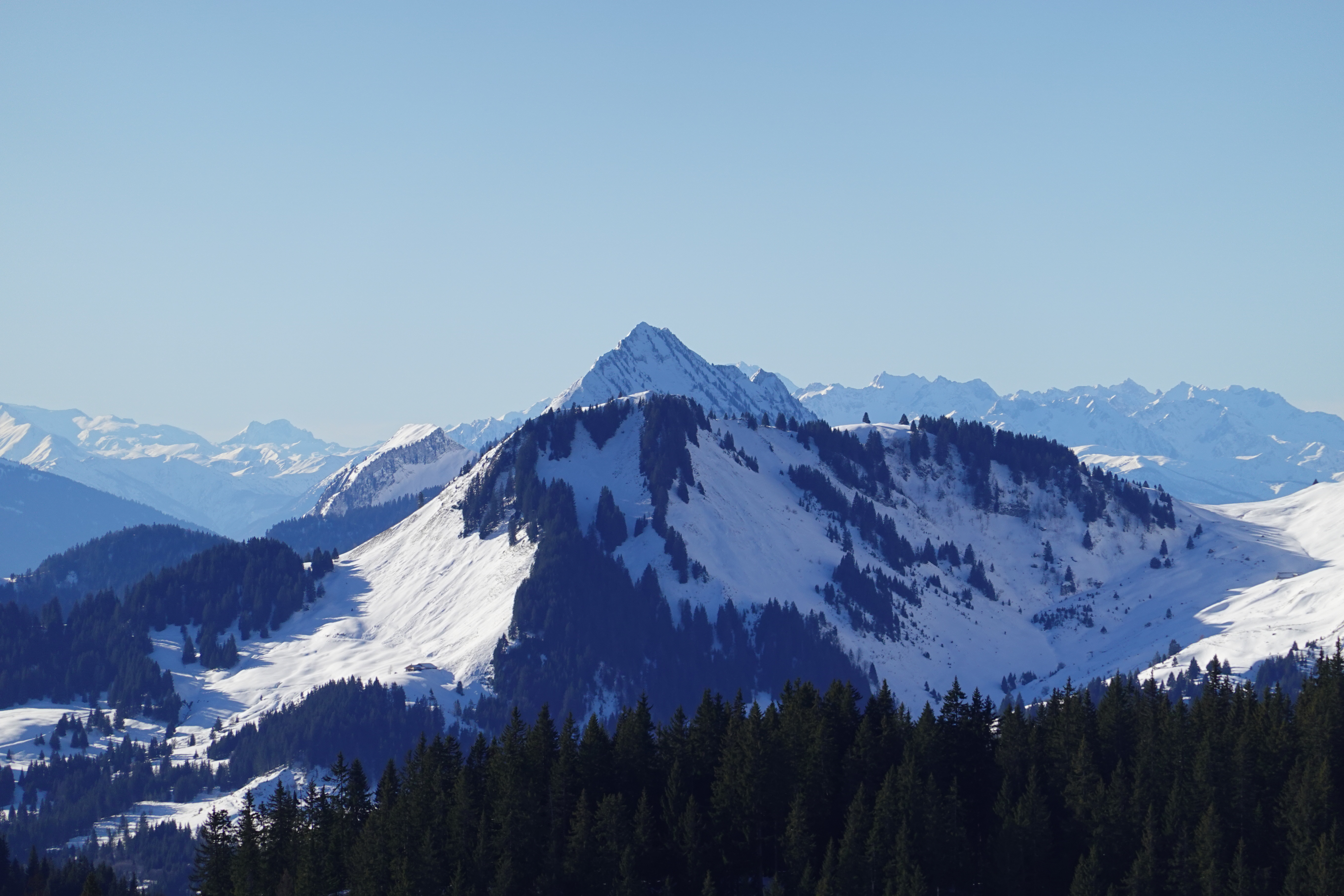 Скачать картинку Гора, Вершина, Деревья, Снег, Зима, Пейзаж, Природа в телефон бесплатно.