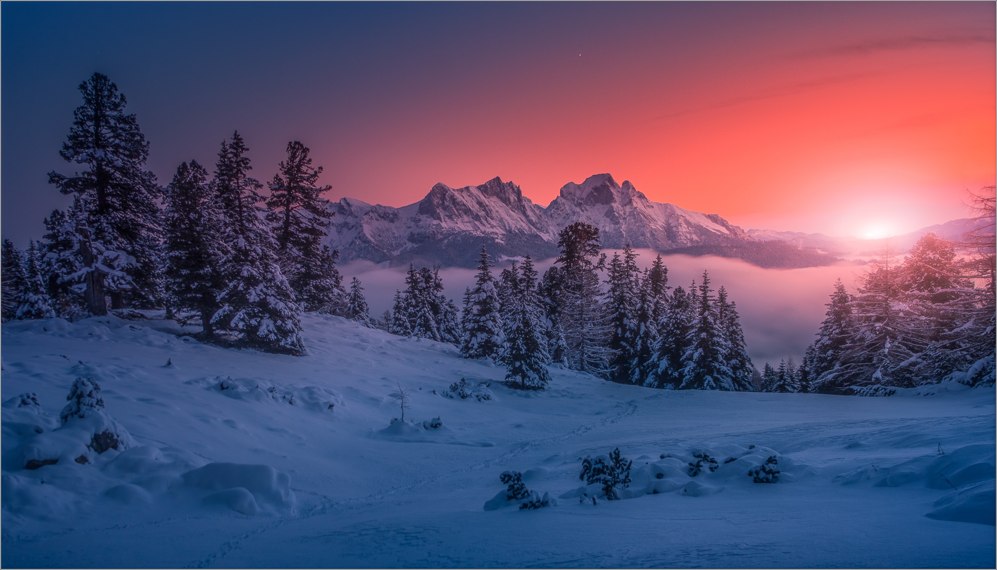 Handy-Wallpaper Landschaft, Winter, Natur, Schnee, Nebel, Gebirge, Sonnenuntergang, Erde/natur kostenlos herunterladen.