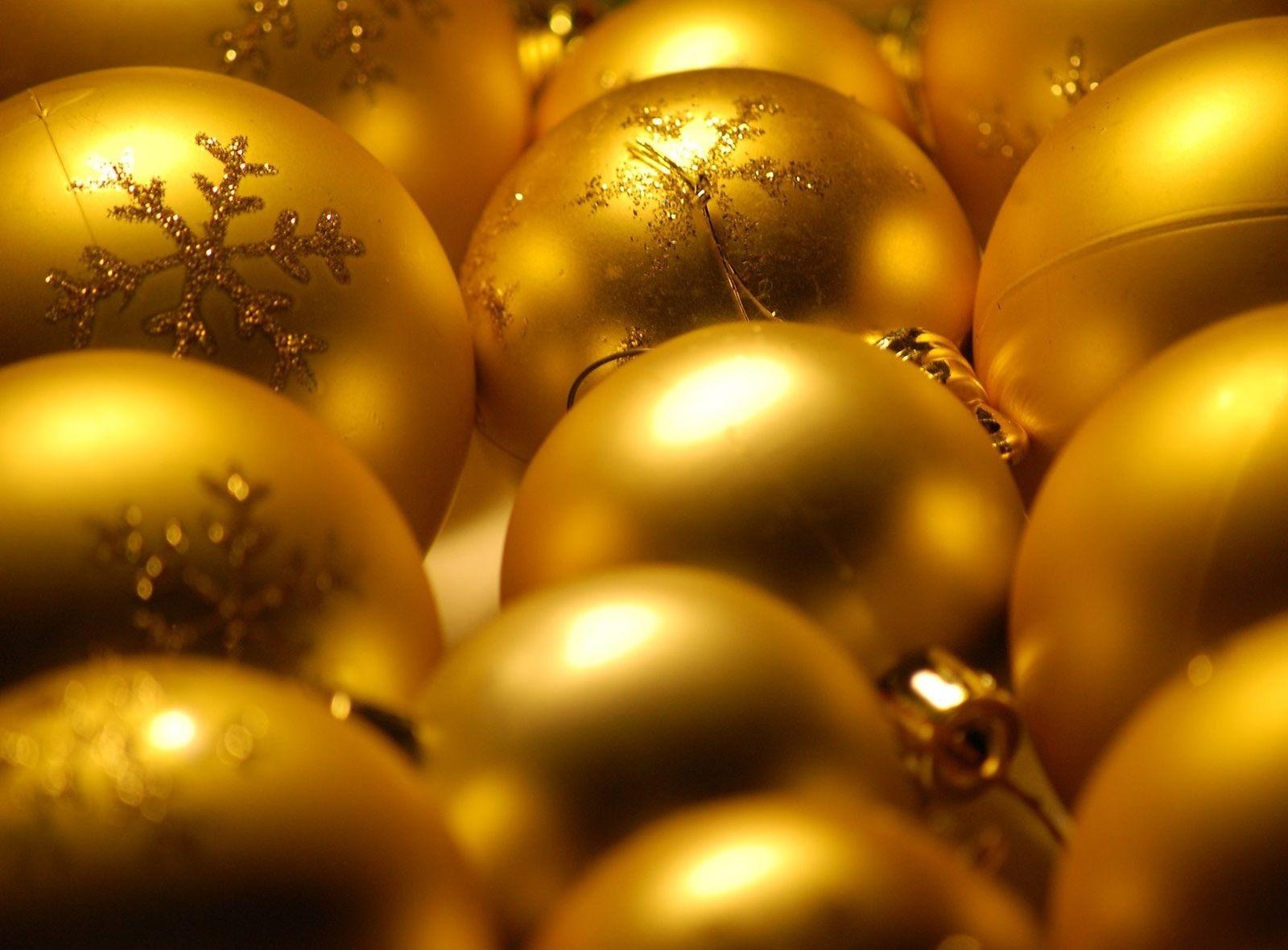 Download mobile wallpaper Holidays, Christmas Decorations, Christmas Tree Toys, Brilliance, Shine, Balls, Gold for free.