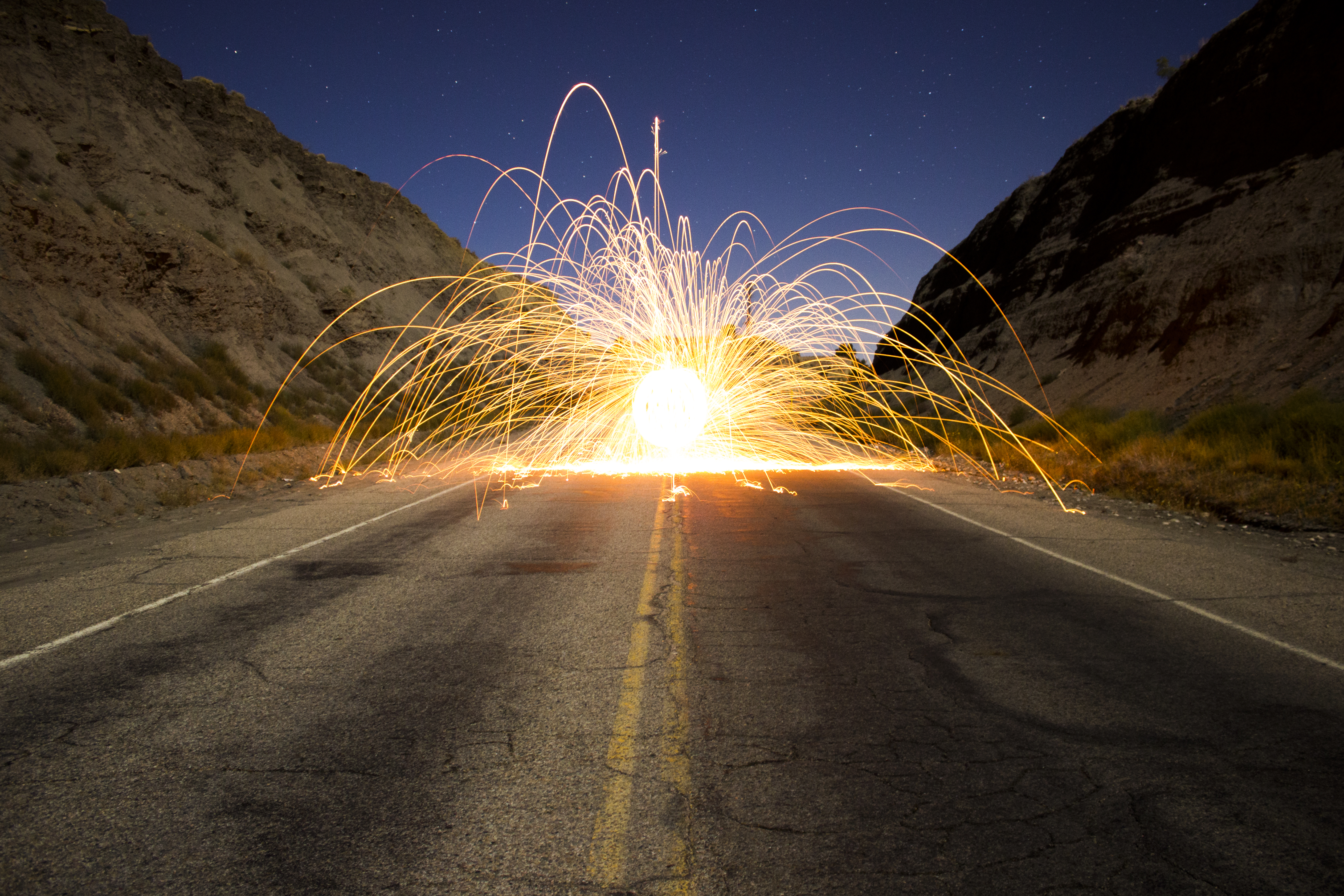 Handy-Wallpaper Straße, Feuerwerk, Fotografie, Nacht kostenlos herunterladen.